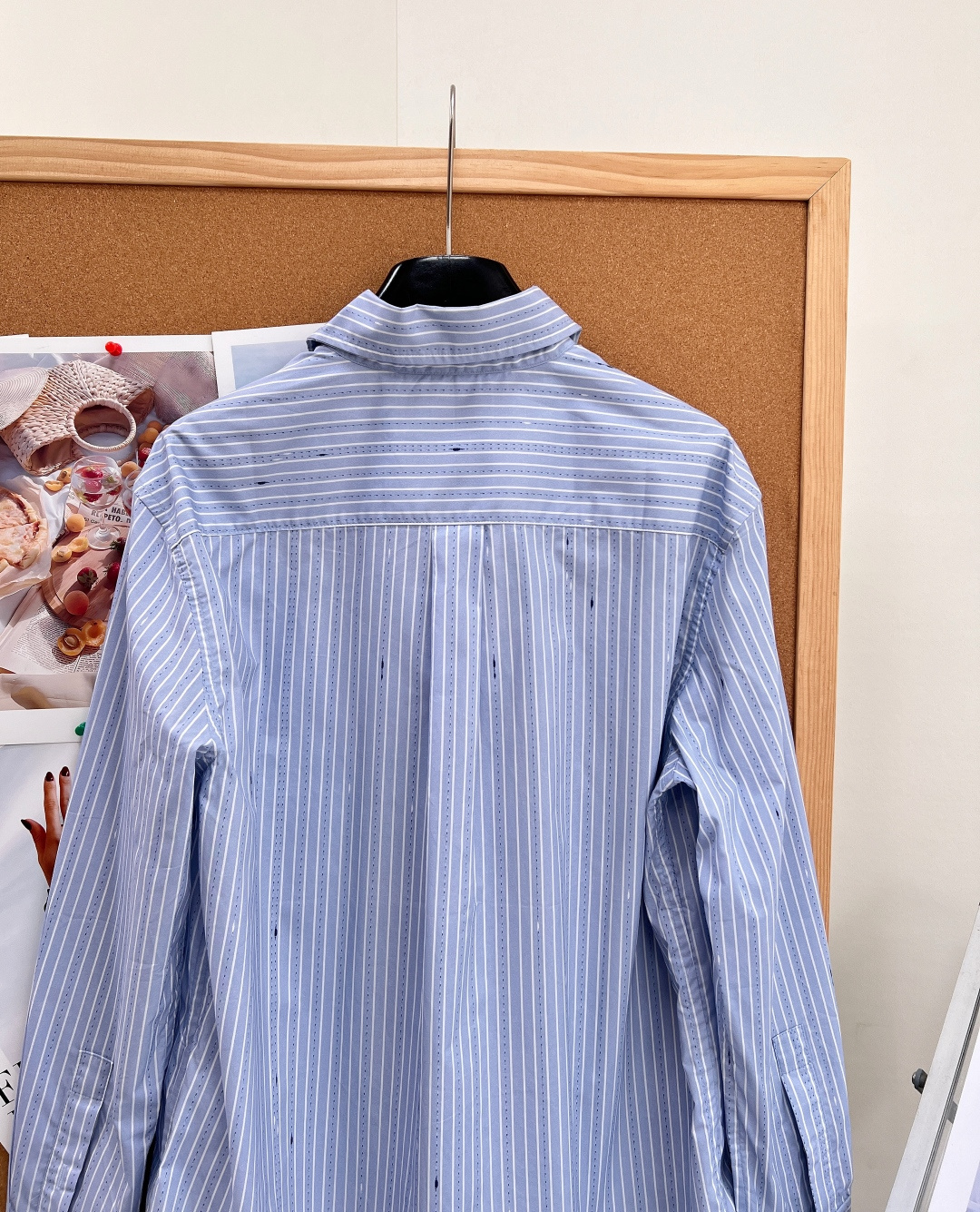 🆕Chanel蓝白竖条纹刺绣衬衫💙26春夏氛围感神款，经典浅蓝竖条纹自带清爽滤镜，把法式慵懒松弛感与低调轻奢完美融合，通