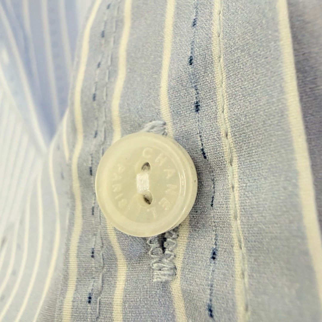 🆕Chanel蓝白竖条纹刺绣衬衫💙26春夏氛围感神款，经典浅蓝竖条纹自带清爽滤镜，把法式慵懒松弛感与低调轻奢完美融合，通