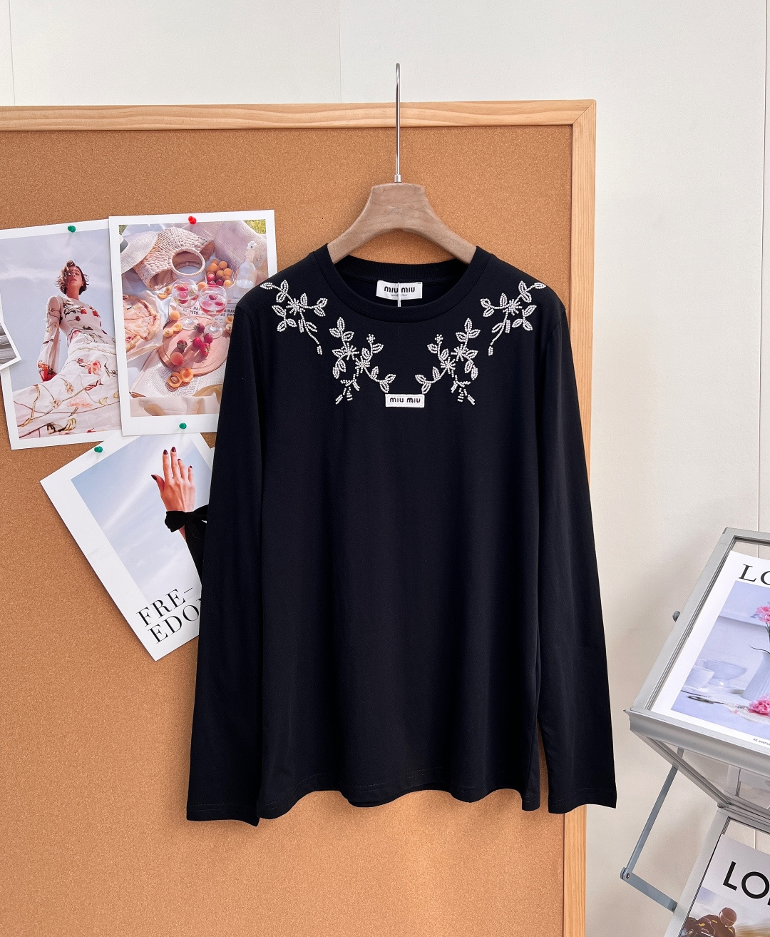 NO:952864,Miu Miu26SS vine beaded embroidery long-sleeved T-shirt has an early autumn atmosphere as a base layer top. The classic black and white two-tone color will never go out of style. The neckline is surrounded by exquisite vine flower beaded embroidery. It is sweet but not vulgar, and directly brings out the elegance of a retro girl.  We select soft, waxy, high-count, skin-friendly fabrics, which are washed and softened. They feel delicate and light, breathable and not stuffy. They are refreshing and comfortable to wear alone in early autumn. In autumn and winter, they will not be bloated at all when worn under suits and coats, and they will not pill and deform easily after long-term wear.  Basic and classic round neck, it fits the neck without being tight; extended floral beading embroidery on both sides of the neckline, the beading is dense and three-dimensional, the branches and leaves pattern is smart and elegant, with just the right sense of sophistication without being overly exaggerated; the mini woven logo on the chest is a low-key finishing touch, full of details.  The fitted and neat long-sleeved version just modifies the muscles of the arms and optimizes the lines of the shoulders and arms; the straight-fitting body is neither tight nor loose and draggy. It looks good when tucked in at the corners and naturally hanging down, and can easily optimize body proportions.  The pure white is gentle and sweet, while the black is restrained and elegant; worn alone with a skirt and jeans, it is a cute school girl style; layered with a small jacket, windbreaker, and suit, it has a gentle and retro atmosphere, suitable for commuting, dating, and afternoon tea. Complete with three standards, large quantities of goods!  Size sml code l,,miumiu,skirts,jeans,jackets & coats,tees,t-shirt,business suit,19860909Miu Miu26SS藤蔓钉珠刺绣长袖T恤早秋氛围感打底上衣,经典黑白双色永不过时,领口环绕精致藤蔓花卉钉珠刺绣,甜而不俗,把复古少女优雅感直接拉满. 甄选软糯高支亲肤面料,经过水洗柔化处理,触感细腻轻盈,透气不闷,早秋单穿清爽舒适,秋冬作为西装、大衣内搭完全不会臃肿,久穿不易起球变形. 基础经典小圆领,贴合脖颈不紧绷；领口两侧延伸式花卉钉珠刺绣,珠绣密实立体,枝叶花纹灵动雅致,精致感恰到好处,不会过度浮夸；胸口迷你织唛logo低调点睛,细节拉满. 合身利落长袖版型,刚好修饰手臂拜拜肉,优化肩臂线条；直筒合身衣身,不紧绷不宽松拖沓,日常塞衣角、自然垂落都好看,轻松优化身材比例. 纯净白温柔清甜,黑色内敛雅致；单穿搭配半身裙、牛仔裤是乖巧学妹风；叠穿小香外套、风衣、西装,温柔复古氛围感十足,通勤、约会、下午茶全场景适配.三标齐全,大货出！ 尺码sml 编码 l,,miumiu,skirts,jeans,jackets & coats,tees，t-shirt,business suit,,Women's clothing