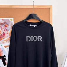 🆕Dior26早秋立体肌理字母长袖🤍🖤经典黑白双色,把法式极简高级感拉满,没有繁杂设计,只靠立体毛絮质感logo打造辨识 🆕Dior26早秋立体肌理字母长袖🤍🖤经典黑白双色,把法式极简高级感拉满,没有繁杂设计,只靠立体毛絮质感logo打造辨识