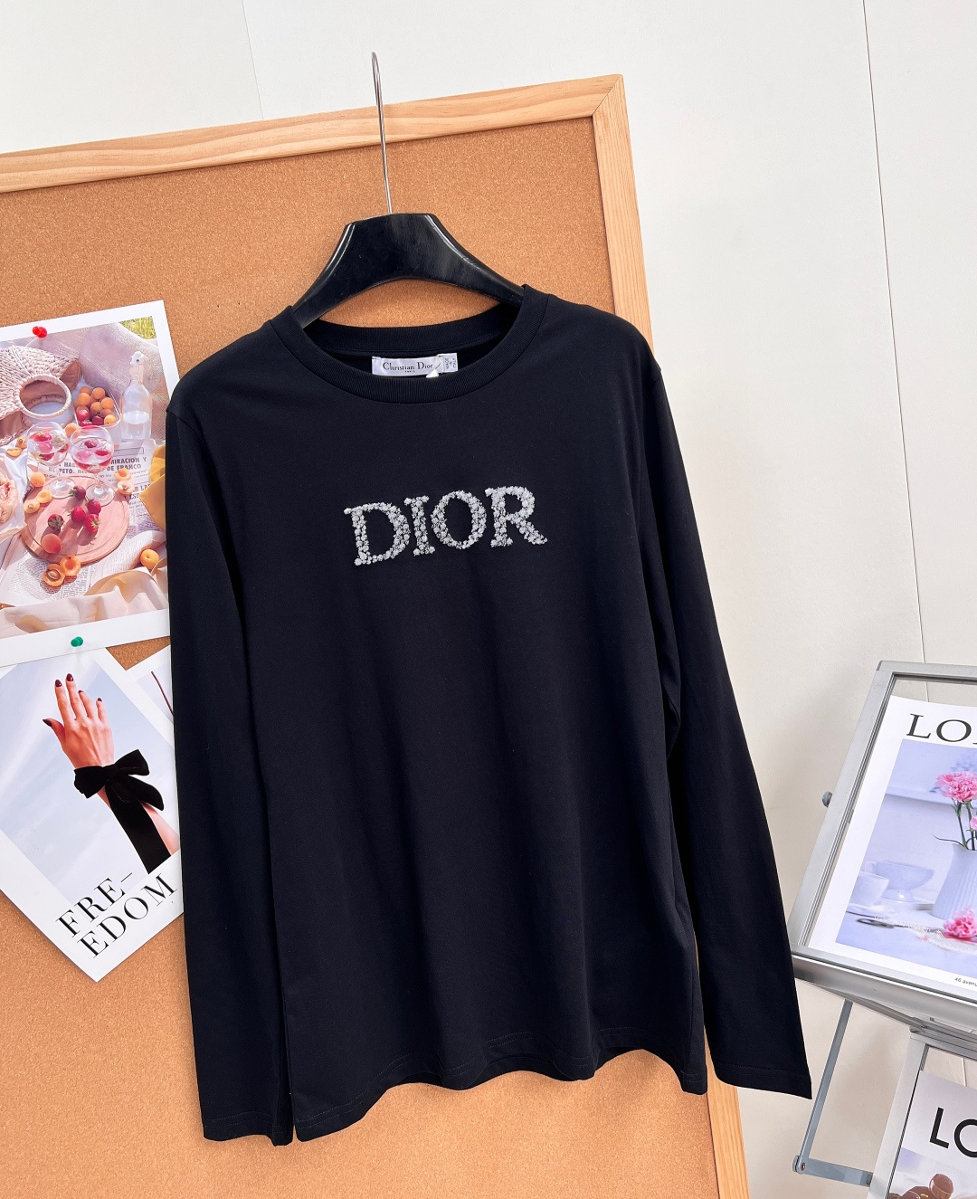 🆕Dior26早秋立体肌理字母长袖🤍🖤经典黑白双色,把法式极简高级感拉满,没有繁杂设计,只靠立体毛絮质感logo打造辨识 🆕Dior26早秋立体肌理字母长袖🤍🖤经典黑白双色,把法式极简高级感拉满,没有繁杂设计,只靠立体毛絮质感logo打造辨识