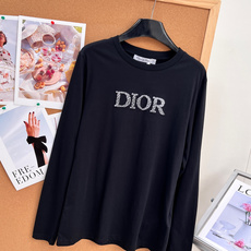 🆕Dior26早秋立体肌理字母长袖🤍🖤经典黑白双色,把法式极简高级感拉满,没有繁杂设计,只靠立体毛絮质感logo打造辨识 🆕Dior26早秋立体肌理字母长袖🤍🖤经典黑白双色,把法式极简高级感拉满,没有繁杂设计,只靠立体毛絮质感logo打造辨识