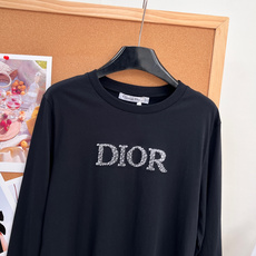 🆕Dior26早秋立体肌理字母长袖🤍🖤经典黑白双色,把法式极简高级感拉满,没有繁杂设计,只靠立体毛絮质感logo打造辨识 🆕Dior26早秋立体肌理字母长袖🤍🖤经典黑白双色,把法式极简高级感拉满,没有繁杂设计,只靠立体毛絮质感logo打造辨识