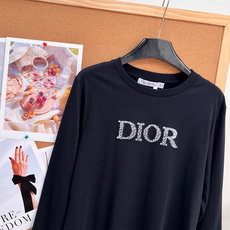 🆕Dior26早秋立体肌理字母长袖🤍🖤经典黑白双色,把法式极简高级感拉满,没有繁杂设计,只靠立体毛絮质感logo打造辨识 🆕Dior26早秋立体肌理字母长袖🤍🖤经典黑白双色,把法式极简高级感拉满,没有繁杂设计,只靠立体毛絮质感logo打造辨识