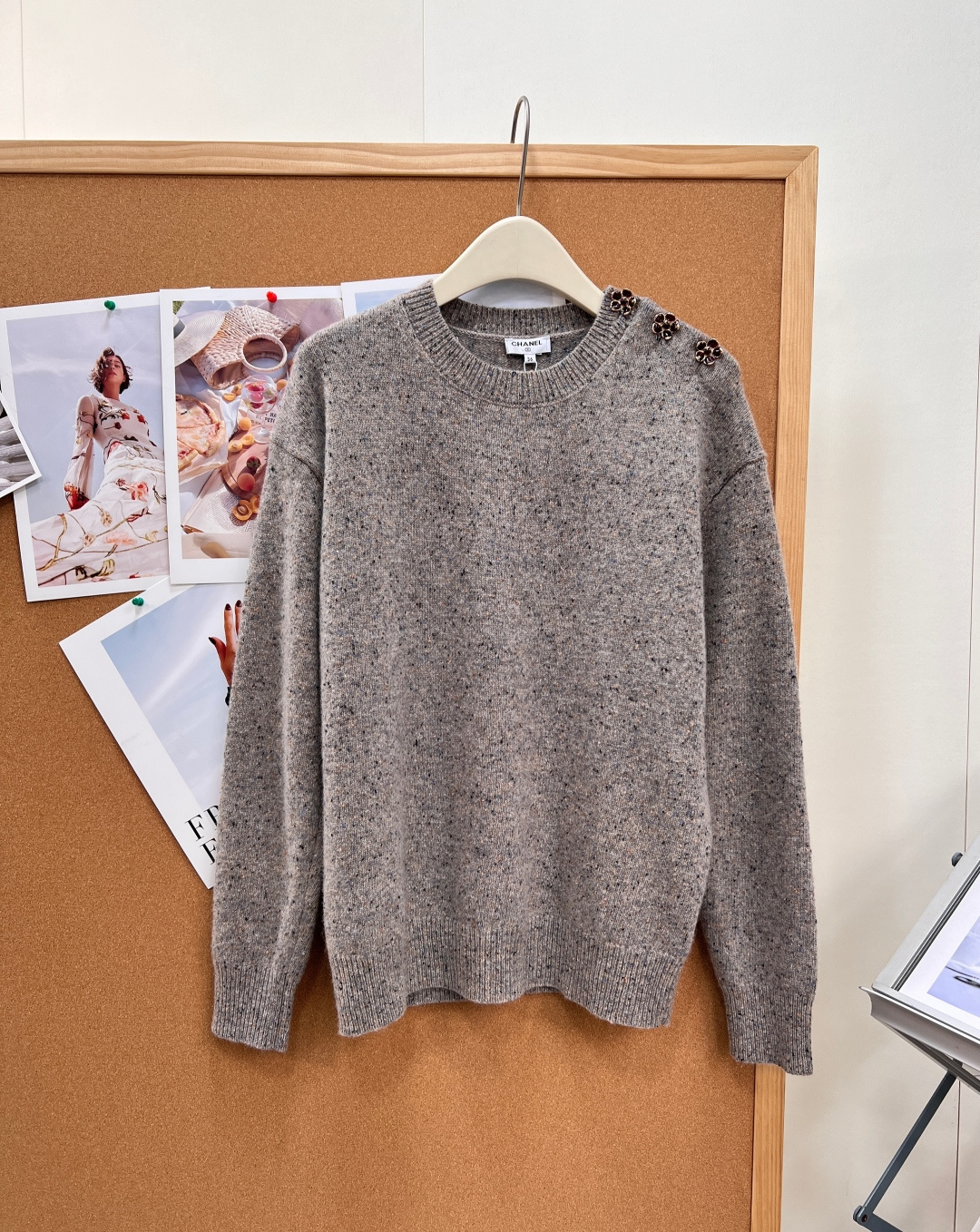 NO:952820,Chanel26SS spring and summer dotted matte gray knitted sweater comes with a retro dotted texture in matt gray tones. It perfectly combines the relaxed feeling of French old money with the hidden sense of exquisite luxury. It is not exaggerated or ostentatious, and the sense of nobility is hidden in the details.  The overall woven multicolored dotted yarn has a matte gray background mixed with finely colored pits, and the natural lazy texture is high-end and durable. The high-soft wool blended yarn is selected to feel as warm and soft as a cloud. The upper body is light and does not weigh down the body. It is suitable for spring and summer air-conditioned rooms, early autumn alone, and late winter inner wear.  The round neck + classic ribbing at the cuffs and hem are neat and neat, and will not become loose and deformed after long-term wear; the shoulders are hand-embedded with exquisite diamond-embellished flower buttons, which are small and subtle, not dazzling and exaggerated, and shimmer as you move around, low-key and luxurious.  The loose dropped shoulder silhouette weakens the constraints of the shoulder line, accommodates wide shoulders, slippery shoulders, and thick shoulders, and makes it casual and lazy; the straight body has enough margin to hide the fat on the waist and abdomen, and it can be worn casually or slightly tucked into the waist to create a sense of atmosphere.  The low-saturation matte gray is not picky about skin tone or style; worn alone, it is calm and elegant, paired with jeans and skirts, gentle and high-end; when layered with windbreakers, suits, and Xiaoxiang jackets, diamond buttons on the shoulders are looming, and the sense of sophistication is instantly full, making it easy to create subtle and elegant French outfits. All three standards are complete, and the goods are sold!  size sml code,,chanel,skirts,jeans,jackets & coats,sweaters,business suit,19860909Chanel26SS春夏杂点雾灰针织毛衣自带复古杂点肌理的雾灰色调,把法式老钱松弛感与暗藏的精致奢华感融合得恰到好处,不浮夸、不张扬,显贵感全藏在细节里. 整体杂彩点花纱织造,雾灰底色混着细碎彩色麻点,天然慵懒肌理高级耐看；甄选高柔羊毛混纺纱线,触感温润软糯如云,上身轻盈不压身,春夏空调房、早秋单穿、深冬内搭全都适配. 圆领+袖口下摆经典罗纹收口,工整利落,久穿不易松垮变形；双肩手工镶嵌精致钻饰花扣,小巧含蓄,不会刺眼浮夸,走动间细碎闪微光,低调彰显轻奢质感. 宽松落肩廓形,弱化肩线束缚,包容宽肩、溜肩、肩厚问题,随性慵懒；直筒衣身余量充足,藏住腰腹赘肉,随性垂落、微微塞腰两种穿法都很有氛围感. 低饱和雾灰不挑肤色、不挑穿搭风格；单穿沉静素雅,搭配牛仔裤、半裙温柔高级；叠穿风衣、西装、小香外套时,肩头钻扣若隐若现,精致感瞬间拉满,轻松拿捏含蓄奢雅的法式穿搭.三标齐全,大货出！ 尺码sml 编码,,chanel,skirts,jeans,jackets & coats,sweaters,business suit,,Women's clothing