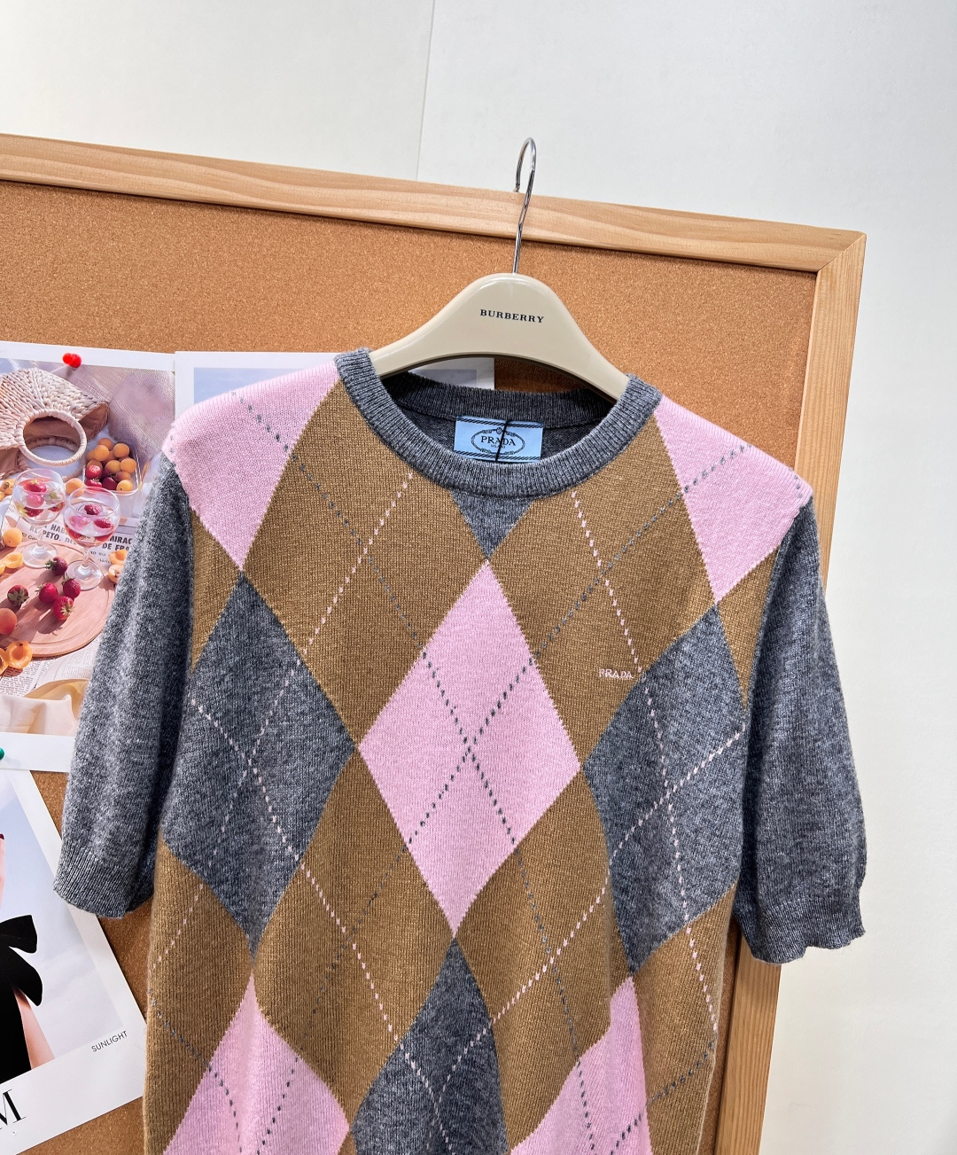 🆕Prada26早秋撞色菱格羊毛短袖🤎💖经典英伦菱格纹样搭配粉、棕、灰温柔撞色，复古氛围感直接拉满，将少女清甜感与意式老