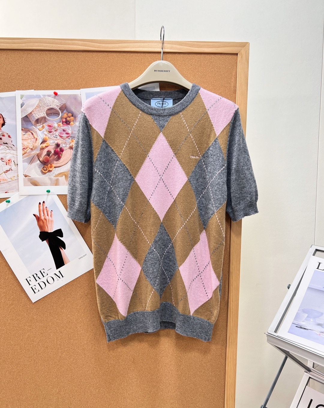 NO:954236,Prada26 early autumn contrasting rhombus wool short-sleeved classic British rhombus pattern is paired with soft contrasting colors of pink, brown and gray. It directly fills the retro atmosphere. It perfectly combines the sweetness of a girl with the relaxed texture of Italian old money. It is the first choice for transitional wear in early autumn.  Selected fine high-count wool knitted fabric, soft and waxy, skin-friendly without scratching the skin, fine and warm texture, moderate breathability, comfortable and refreshing to wear alone in early autumn, just right to wear in air-conditioned rooms and slightly cool weather, layered with long-sleeved bases without being bloated and heavy, anti-pilling and not easy to deform.  Classic basic round neck, ribbed edges are tight and not easy to loosen and curl; three-quarter length sleeves cut just right to cover the muscles of the arms, neat and slimming; fit and slightly loose straight version, accommodate the small muscles of the waist and abdomen, not tight or procrastinating, natural hanging and elegant.  The whole frame is made of regular rhombus jacquard, the dotted rhombus lines are exquisite and elegant, and the micro and low-key logo on the side of the body is restrained and unobtrusive. While retaining the brand recognition, it can be worn for daily commuting and is decent and generous, without being too exaggerated.  The low saturation color scheme of pink, brown and gray is gentle and durable, and does not pick yellow leather; it is suitable for matching with pleated skirts, suit cigarette pants, and straight jeans. You can switch between college style, intellectual commuting, and casual old money style at will. The classic rhombus style is durable and durable, and is a wardrobe value-maintaining item. Complete with three standards, large quantities of goods!  Size sml code,,prada,skirts,jeans,T-shirt,business suit,19860909Prada26早秋撞色菱格羊毛短袖经典英伦菱格纹样搭配粉、棕、灰温柔撞色,复古氛围感直接拉满,将少女清甜感与意式老钱松弛质感融合得恰到好处,早秋过渡穿搭首选. 甄选细腻高支羊毛针织面料,软糯亲肤不扎肌肤,肌理细腻温润,透气度适中,初秋单穿舒适清爽,空调房、微凉天气穿着刚刚好,叠穿长袖打底也不会臃肿厚重,抗起球不易变形. 经典基础圆领,罗纹包边紧实不易松垮卷边；五分中袖剪裁,恰到好处遮住手臂拜拜肉,利落显瘦；合身微宽松直筒版型,包容腰腹小肉肉,不紧绷不拖沓,自然垂落随性优雅. 满幅规整菱格提花,虚线菱格走线精致考究,衣身侧边微型低调logo,内敛不张扬,保留品牌辨识度的同时,通勤日常穿着得体大方,不会过于浮夸. 粉棕灰低饱和配色温柔耐看,不挑黄皮；搭配百褶半身裙、西装烟管裤、直筒牛仔裤都适配,学院风、知性通勤、休闲老钱风随意切换,经典菱格款式经久耐看,衣橱保值单品.三标齐全,大货出！ 尺码sml 编码,,prada,skirts,jeans,T-shirt,business suit,,Women's clothing