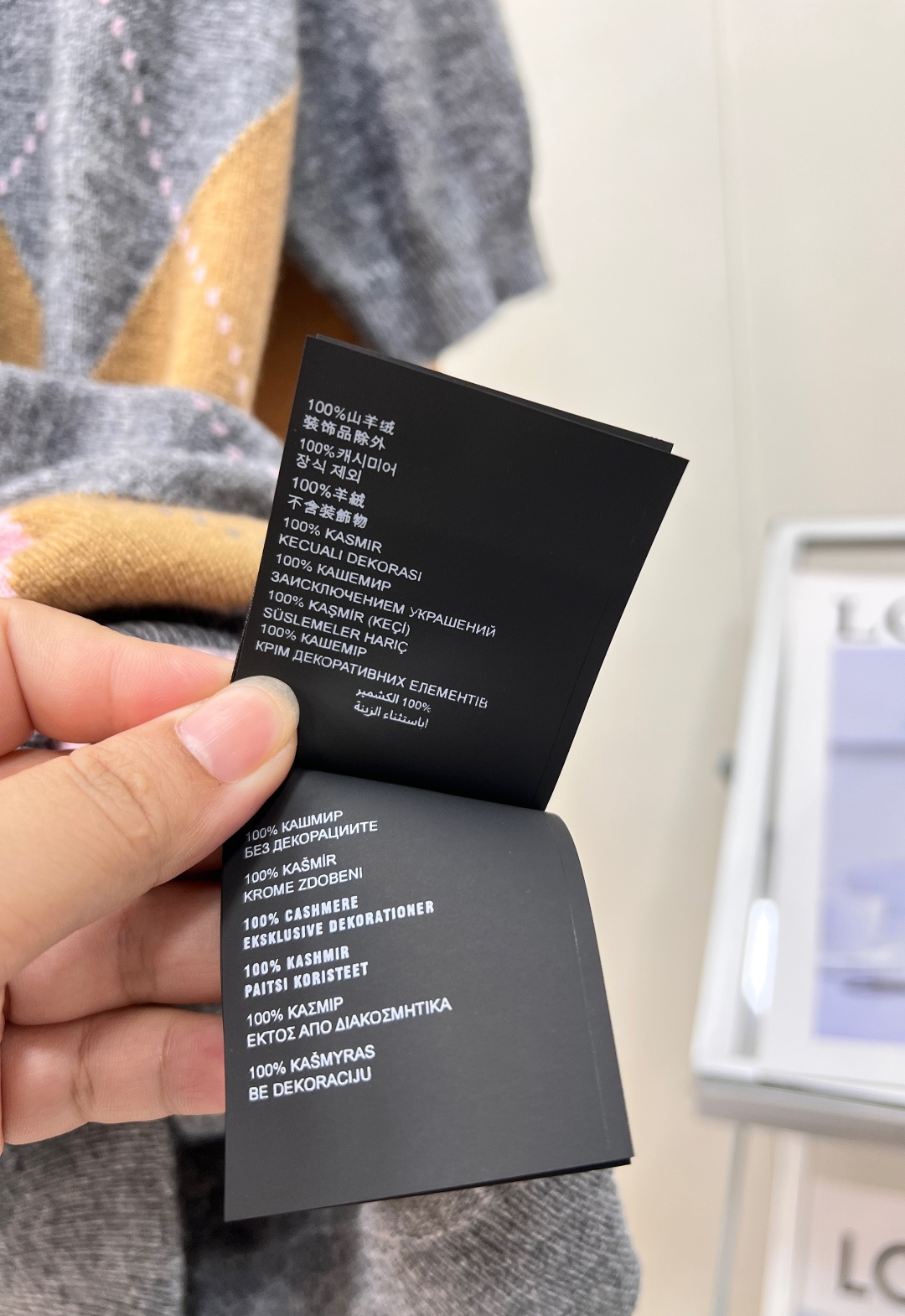 🆕Prada26早秋撞色菱格羊毛短袖🤎💖经典英伦菱格纹样搭配粉、棕、灰温柔撞色，复古氛围感直接拉满，将少女清甜感与意式老
