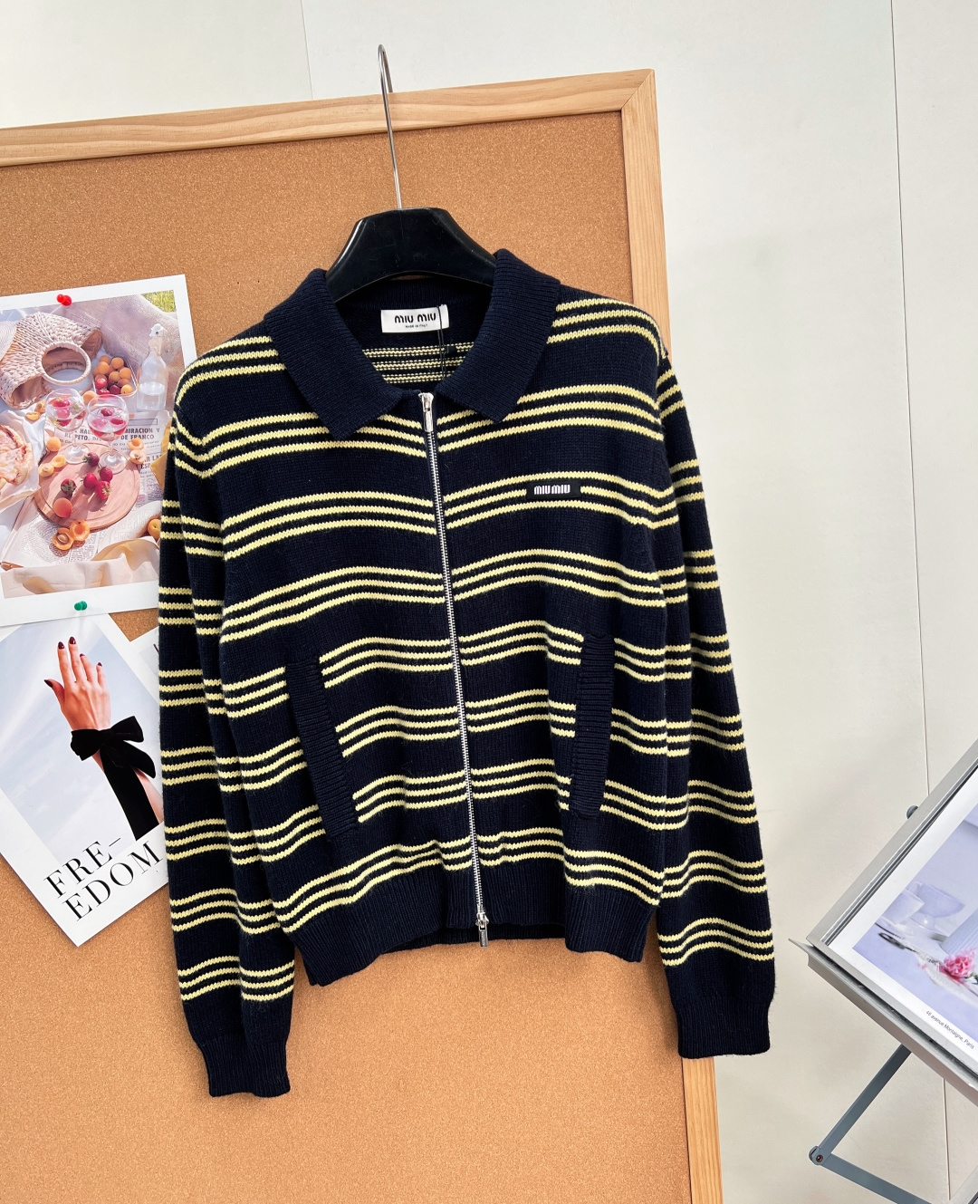 🆕miu系学院风封神藏青黄条纹Polo拉链针织外套💛早秋氛围感刚需单品,经典藏青底+浅黄细横条纹,复古感拉满,妥妥富家学 🆕miu系学院风封神藏青黄条纹Polo拉链针织外套💛早秋氛围感刚需单品,经典藏青底+浅黄细横条纹,复古感拉满,妥妥富家学