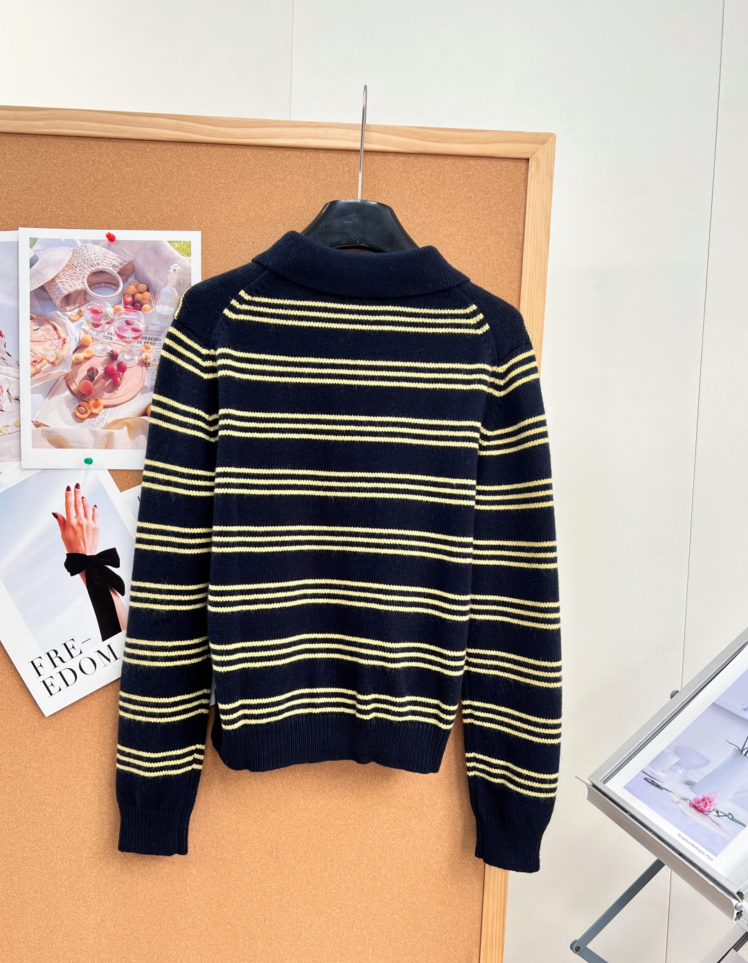 🆕miu系学院风封神藏青黄条纹Polo拉链针织外套💛早秋氛围感刚需单品,经典藏青底+浅黄细横条纹,复古感拉满,妥妥富家学 🆕miu系学院风封神藏青黄条纹Polo拉链针织外套💛早秋氛围感刚需单品,经典藏青底+浅黄细横条纹,复古感拉满,妥妥富家学