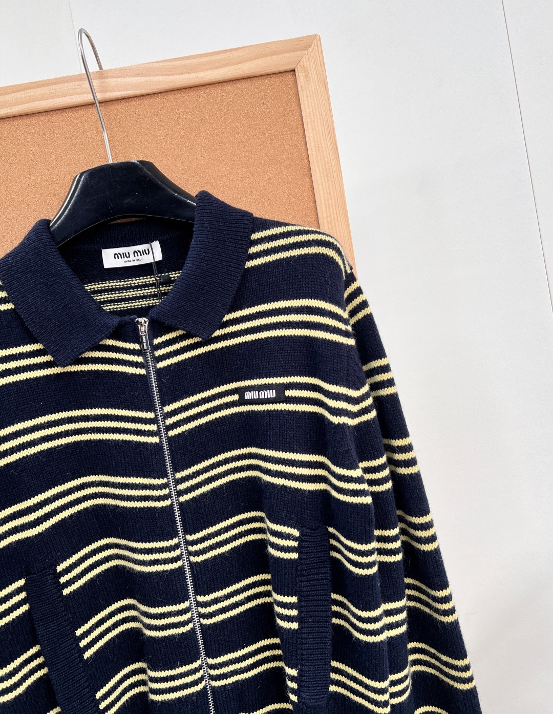 🆕miu系学院风封神藏青黄条纹Polo拉链针织外套💛早秋氛围感刚需单品,经典藏青底+浅黄细横条纹,复古感拉满,妥妥富家学 🆕miu系学院风封神藏青黄条纹Polo拉链针织外套💛早秋氛围感刚需单品,经典藏青底+浅黄细横条纹,复古感拉满,妥妥富家学