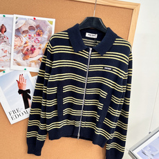 🆕miu系学院风封神藏青黄条纹Polo拉链针织外套💛早秋氛围感刚需单品,经典藏青底+浅黄细横条纹,复古感拉满,妥妥富家学 🆕miu系学院风封神藏青黄条纹Polo拉链针织外套💛早秋氛围感刚需单品,经典藏青底+浅黄细横条纹,复古感拉满,妥妥富家学