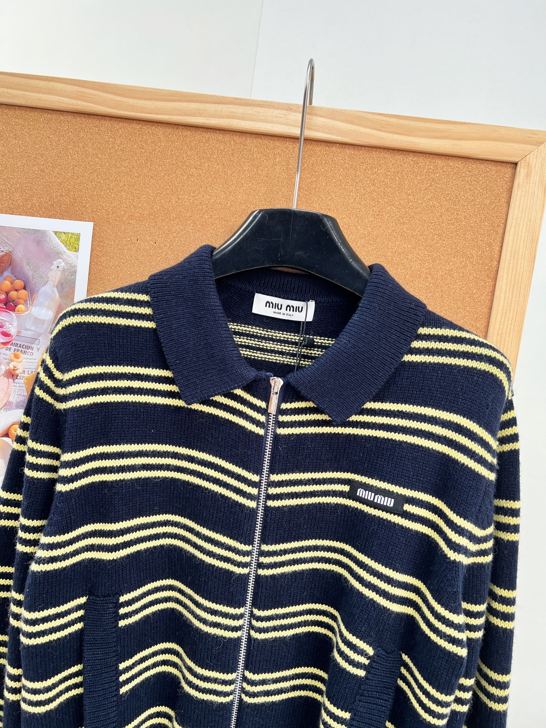 🆕miu系学院风封神藏青黄条纹Polo拉链针织外套💛早秋氛围感刚需单品,经典藏青底+浅黄细横条纹,复古感拉满,妥妥富家学 🆕miu系学院风封神藏青黄条纹Polo拉链针织外套💛早秋氛围感刚需单品,经典藏青底+浅黄细横条纹,复古感拉满,妥妥富家学