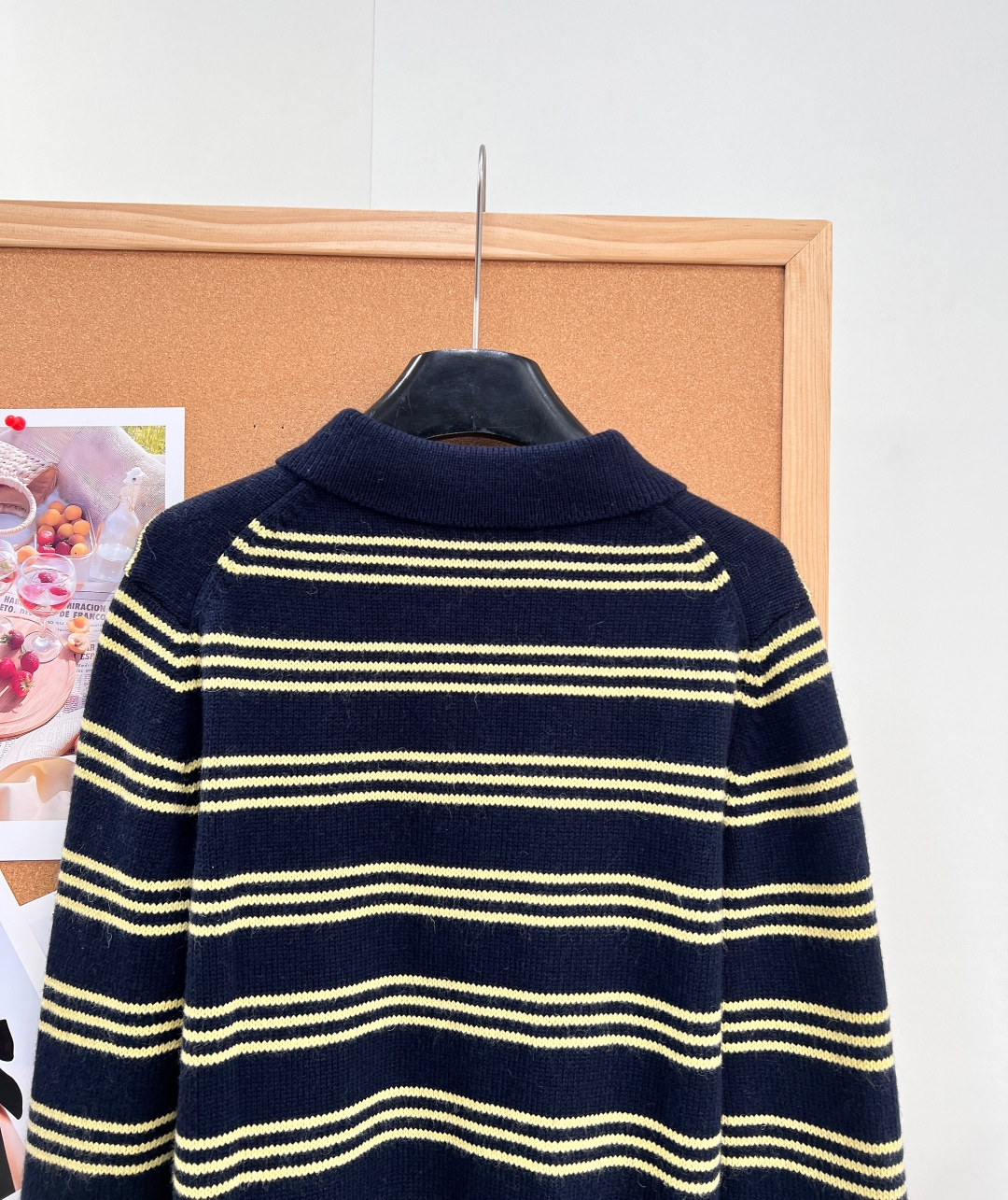 🆕miu系学院风封神藏青黄条纹Polo拉链针织外套💛早秋氛围感刚需单品,经典藏青底+浅黄细横条纹,复古感拉满,妥妥富家学 🆕miu系学院风封神藏青黄条纹Polo拉链针织外套💛早秋氛围感刚需单品,经典藏青底+浅黄细横条纹,复古感拉满,妥妥富家学