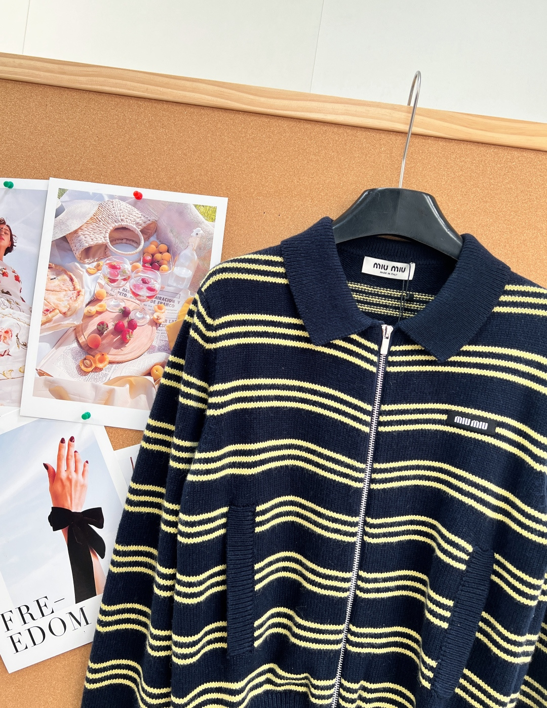 🆕miu系学院风封神藏青黄条纹Polo拉链针织外套💛早秋氛围感刚需单品,经典藏青底+浅黄细横条纹,复古感拉满,妥妥富家学 🆕miu系学院风封神藏青黄条纹Polo拉链针织外套💛早秋氛围感刚需单品,经典藏青底+浅黄细横条纹,复古感拉满,妥妥富家学