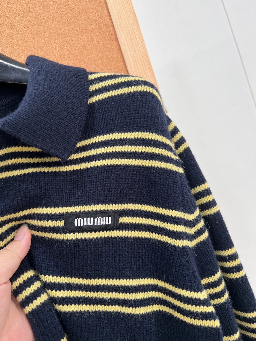 🆕miu系学院风封神藏青黄条纹Polo拉链针织外套💛早秋氛围感刚需单品,经典藏青底+浅黄细横条纹,复古感拉满,妥妥富家学 🆕miu系学院风封神藏青黄条纹Polo拉链针织外套💛早秋氛围感刚需单品,经典藏青底+浅黄细横条纹,复古感拉满,妥妥富家学