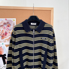 🆕miu系学院风封神藏青黄条纹Polo拉链针织外套💛早秋氛围感刚需单品,经典藏青底+浅黄细横条纹,复古感拉满,妥妥富家学 🆕miu系学院风封神藏青黄条纹Polo拉链针织外套💛早秋氛围感刚需单品,经典藏青底+浅黄细横条纹,复古感拉满,妥妥富家学