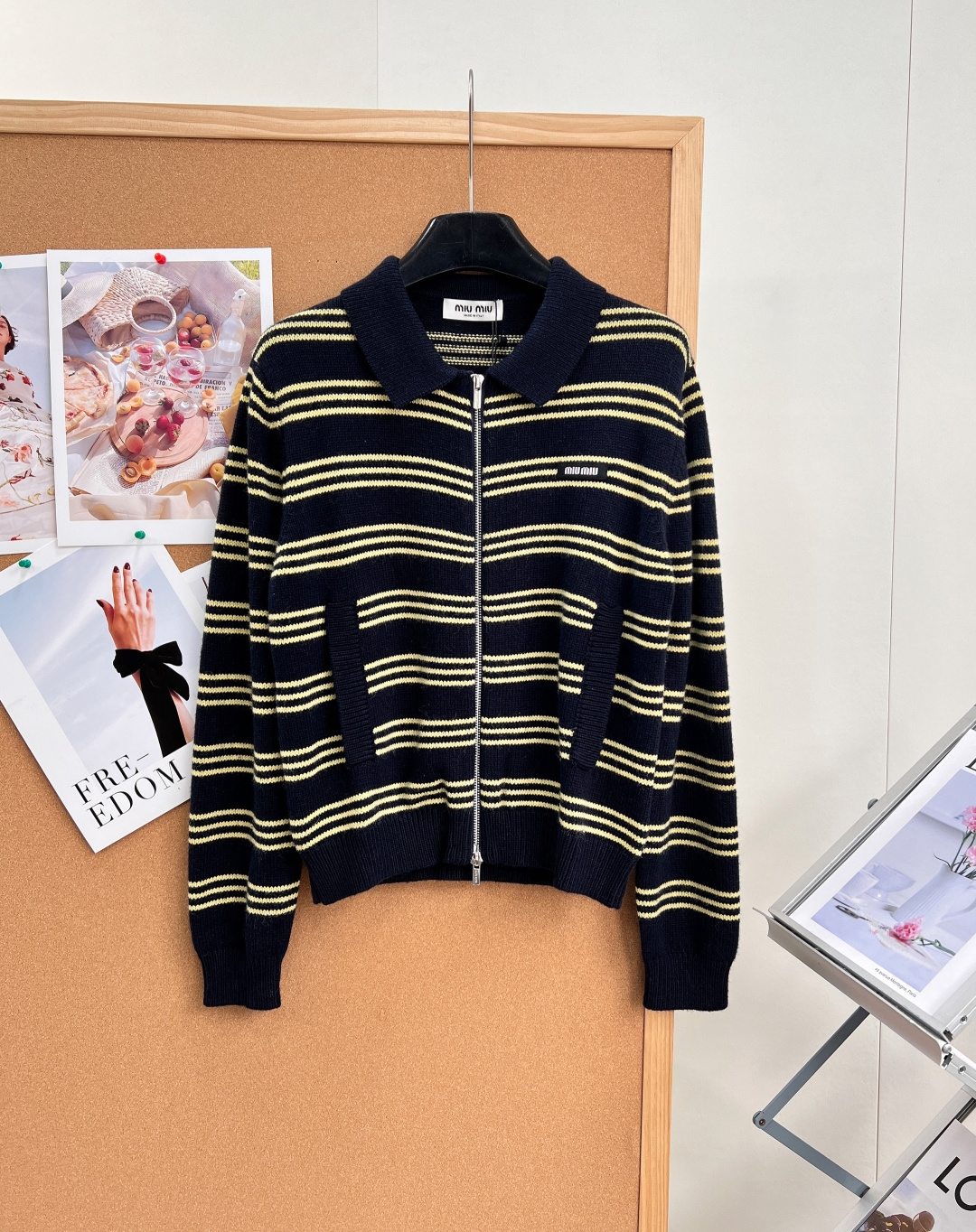 🆕miu系学院风封神藏青黄条纹Polo拉链针织外套💛早秋氛围感刚需单品,经典藏青底+浅黄细横条纹,复古感拉满,妥妥富家学 🆕miu系学院风封神藏青黄条纹Polo拉链针织外套💛早秋氛围感刚需单品,经典藏青底+浅黄细横条纹,复古感拉满,妥妥富家学