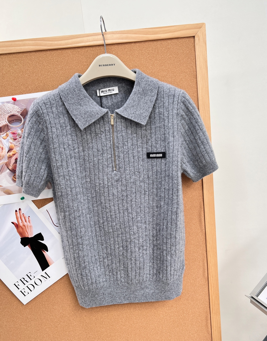 🆕Miu Miu麻灰竖坑条半拉链针织短袖🤍高级杂花麻灰色调,搭配利落Polo翻领+半开金属拉链,把知性松弛感与少女精致感 🆕Miu Miu麻灰竖坑条半拉链针织短袖🤍高级杂花麻灰色调,搭配利落Polo翻领+半开金属拉链,把知性松弛感与少女精致感
