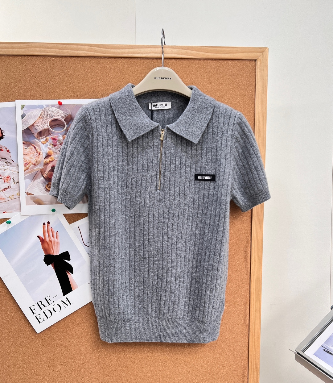 NO:954273,Miu Miu hemp gray vertical pit strip half-zip knitted short-sleeved high-end heather gray tone, with neat polo lapels + half-open metal zippers, perfectly blends intellectual relaxation with girlish sophistication, making it elegant and durable for daily commuting.  The whole body has a vertical knitted texture that visually elongates the body lengthwise and makes the body look slimmer. The soft, waxy and skin-friendly wool blended yarn is selected to be warm and breathable. It is just right for transitional wear in air-conditioned rooms from spring to summer and early autumn. It is close to the body without being tied, and will not pill and become loose easily after long-term wear.  The small Polo lapel softly modifies the neck line and makes the face smaller; the half-open metal zipper design can be pulled or opened, allowing you to freely switch between two styles; the small woven logo on the left chest is low-key embellishment, exquisite and restrained without being exaggerated. The fit is slightly short, just right to raise the waistline, and optimize the proportion of the 37-point figure; the three-quarter short sleeves gently cover the arm muscles, and the ribbed hem locks firmly and is not easy to curl and deform.  The high-grade heather gray is suitable for any skin tone, and is suitable for suit pants, pleated skirts, and straight jeans. Zip it up for smart commuting, and open the neckline for a lazy and casual look. It is easy to pick up the gentle and intellectual style of miu, and it can be matched with all seasons. Complete with three standards, great product!  Size sml code,,miumiu,skirts,T-shirt,business suit,19860909Miu Miu麻灰竖坑条半拉链针织短袖高级杂花麻灰色调,搭配利落Polo翻领+半开金属拉链,把知性松弛感与少女精致感完美融合,通勤日常都显贵耐看. 通体竖向绞坑针织肌理,纵向视觉拉长身形、显瘦藏肉；甄选软糯亲肤羊毛混纺纱线,温润透气,春夏空调房、早秋过渡穿刚刚好,贴身不扎,久穿不易起球松垮. 小Polo翻领柔和修饰脖颈线条,显脸小；半开金属拉链设计,可拉可敞,两种穿搭风格自由切换；左胸小巧织唛logo低调点缀,精致克制不浮夸. 合身微短版型,恰到好处抬高腰线,优化三七分身材比例；五分短袖温柔遮住手臂拜拜肉,罗纹下摆锁型稳固,不易卷边变形. 高级麻灰不挑肤色,搭配西装裤、百褶裙、直筒牛仔都适配；拉上拉链干练通勤,拉开领口慵懒随性,轻松拿捏miu系温柔知性风,四季百搭不出错.三标齐全,大货出！ 尺码sml 编码,,miumiu,skirts,T-shirt,business suit,,Women's clothing