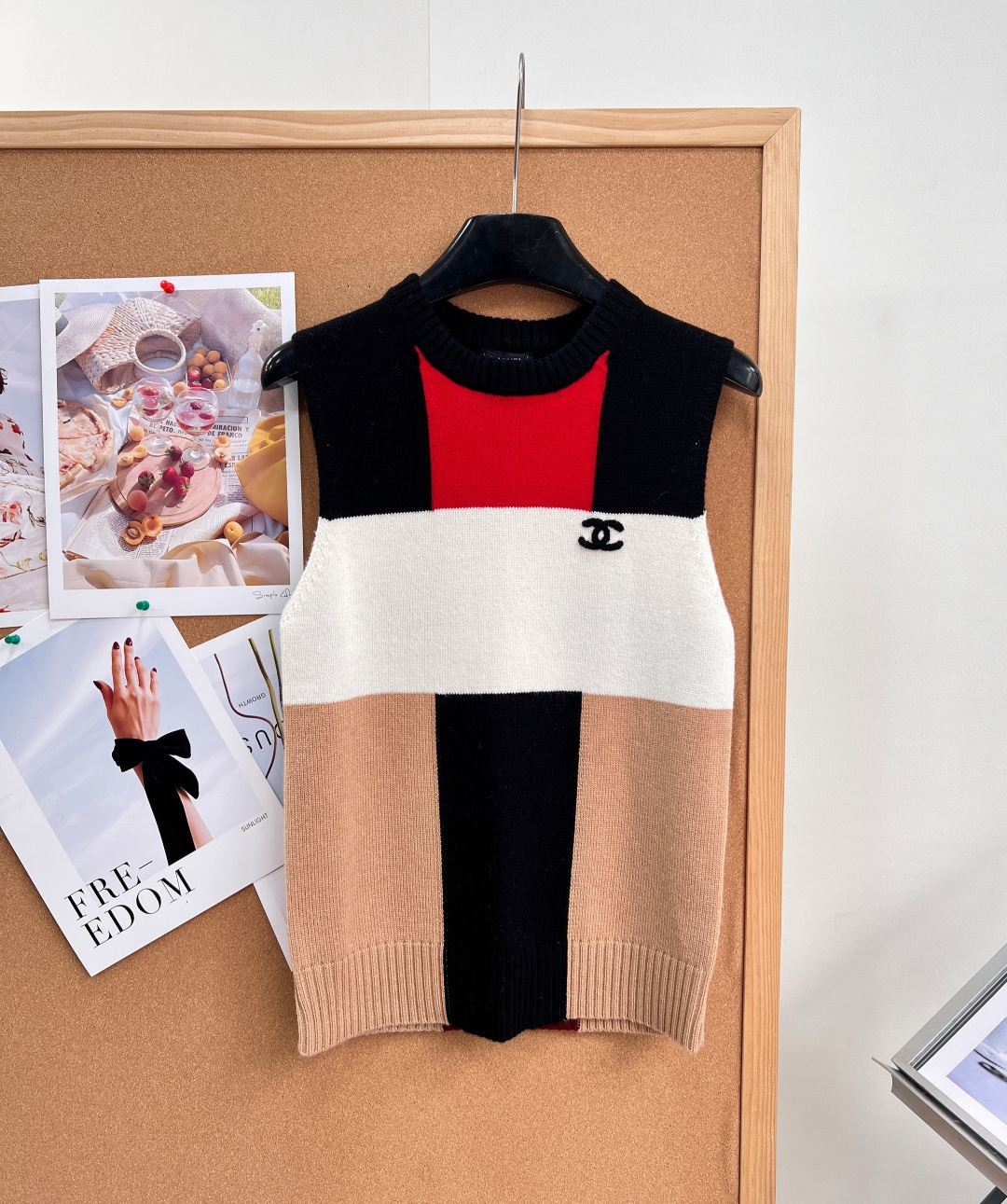 NO:954201,Chanel three-color vertical strip stitching knitted vest is classic black, red, rice and camel contrasting vertical stripes, full of retro contrasting style, perfectly balancing the delicate artistic sense of Xiaoxiangfeng with daily practicality, and it is highly recognizable when worn alone or layered.  Select soft, waxy and highly elastic cashmere and wool blended knitted fabrics, with a delicate velvet feel that is close to the skin and does not scratch the skin; the thickness is moderate, suitable for outdoor wear in spring and summer, and indoor wear in air-conditioned rooms. In early autumn, layer a shirt and long-sleeve base layer, and wear it under a coat in cold winter. It can be used in all seasons and is not prone to pilling and looseness.  The classic round neck ribbed edge is stable and not easy to roll out of shape; the sleeveless and loose tailoring modifies shoulder width, hides arm fat, and accommodates various shoulder shapes; the hem is ribbed, and the lock is long-lasting, neat and non-sloppy. The off-white area is embellished with three-dimensional double C embroidery logos, which are low-key and exquisite, and will not destroy the overall beauty of contrasting colors; the regular vertical strips are neatly spliced, and the color blocks are neatly and advancedly divided. The retro contrasting colors are retro and eye-catching, but not exaggerated and dazzling.  Pair it with a white shirt and high collar to create a retro commuting feel; pair it with jeans and a skirt for a casual celebrity style; it comes with an original exquisite dustproof storage bag, which is full of light luxury texture. Complete with three standards, large quantities of goods!  Size sml code,,chanel,skirts,shirts,19860909Chanel三色竖条拼接针织马甲经典黑、红、米、驼撞色竖条拼接,复古撞色格调拉满,把小香风的精致艺术感与日常实穿性完美平衡,叠穿单穿都极具辨识度. 甄选软糯高弹羊绒羊毛混纺针织面料,绒感细腻亲肤,不扎肌肤；厚度适中,春夏做外搭、空调房内搭,早秋叠衬衫、长袖打底,寒冬套在大衣内,四季都能利用,不易起球松垮. 经典圆领罗纹包边,稳固不易卷边变形；无袖宽松剪裁,修饰肩宽、藏住手臂赘肉,包容各种肩型身形；下摆罗纹收口,锁型持久,利落不拖沓. 米白区域点缀立体双C刺绣标,低调精致,不会破坏撞色整体美感；规整竖条拼接工艺工整,色块分割利落高级,复古撞色复古又吸睛,却不会浮夸刺眼. 搭配白衬衫、高领打底打造复古通勤感；配牛仔、半裙走休闲名媛风；附赠原厂精美防尘收纳袋,轻奢质感拉满.三标齐全,大货出！ 尺码sml 编码,,chanel,skirts,shirts,,Women's clothing