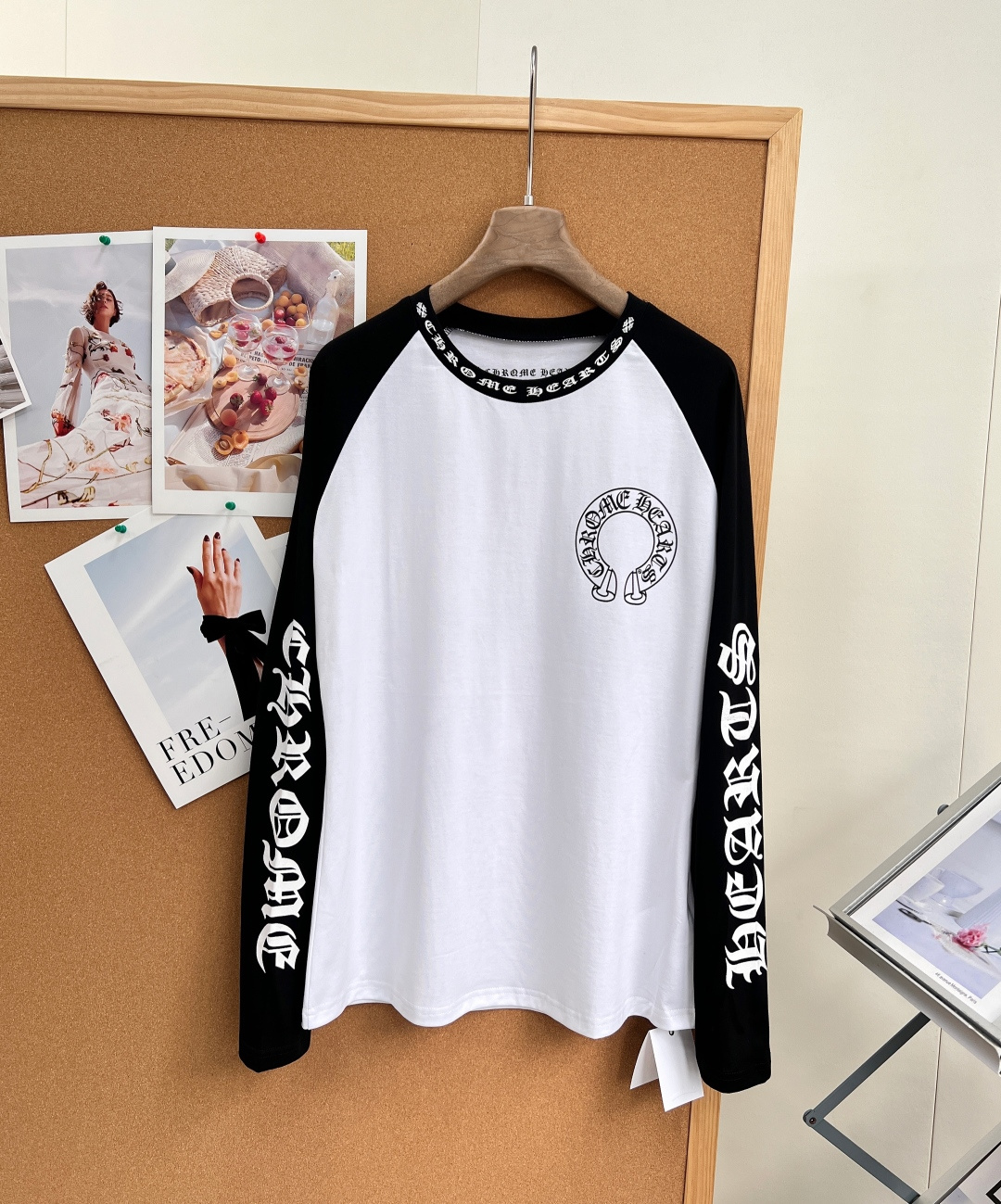 NO:954258,Chrome Hearts black and white raglan horseshoe long sleeves CH classic popular raglan long sleeves, an original item available at the counter, black and white contrasting raglan sleeve design, retro gothic font + horseshoe logo, full of dark street tones, the same style for men and women can easily be worn as a couple. Selected 220g  32S high-weight double-yarn pure cotton fabric, thick and crisp but not see-through, with a sense of weight on the upper body, breathable and sweat-absorbent, not prone to softening and deformation after long-term washing, and not fleshy; the heavy-weight fabric creates a neat silhouette and will not collapse and close to the body.  It is printed with imported environmentally friendly inks. The Gothic letters, horseshoe logo, and fonts around the collar are printed firmly without cracking or peeling off. The colors are clear and sharp, and the details of the original are reproduced. The collar, hangtag, and collar label are fully customized with accessories, and are fully crafted to match the original.  The classic raglan sleeve cut and loose, slightly off-the-shoulder silhouette accommodate all body shapes. Boys can look casual and cool while girls can look oversized and have an oversized hot girl look. The round neck ribbing is firm and not easy to loosen, making it look layered for daily wear or layered jackets.  Versatile black and white basic color matching, suitable for overalls, jeans, and functional skirts. It can be worn in American retro, dark street, and high street styles. It is just what the trendy wardrobe needs. All sizes are in stock, and the price/performance ratio is great. Complete with three standards, large quantities are shipped!  Size sml coding,,versace,chrome hearts,skirts,jeans,jackets & coats,19860909Chrome Hearts黑白插肩马蹄长袖CH经典爆款插肩长袖,原版专柜入手级单品,黑白撞色插肩袖设计,复古哥特字体+马蹄标识,暗黑街头调性直接拉满,男女同款轻松搭出情侣穿搭. 精选220g 32S高克重双纱纯棉面料,厚实挺括不薄透,上身有分量感,透气吸汗,久洗不易发软变形、不透肉；重磅面料打造利落版型,不会软塌贴身. 采用进口环保油墨印花,哥特字母、马蹄logo、领口环绕字体印花牢固不开裂、不掉胶,色彩清晰锐利,复刻原版细节；领口、吊牌、领标全套定制辅料,对标原版完整做工. 经典插肩袖剪裁,宽松微落肩版型,包容各种身形,男生穿随性痞帅,女生穿出oversize辣妹风；圆领罗纹紧实不易松垮,日常穿、叠穿外套都很有层次感. 百搭黑白基础配色,搭配工装裤、牛仔裤、机能半裙都适配,美式复古、暗黑街头、高街穿搭全能hold住,潮人衣橱刚需款,全尺码现货入库,性价比拉满.三标齐全,大货出！ 尺码sml 编码,,versace,chrome hearts,skirts,jeans,jackets & coats,,Women's clothing