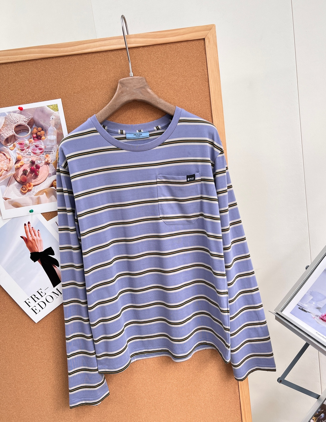 🆕Prada26春夏撞色细条纹长袖T🌸💙粉/蓝双色温柔上线,低饱和撞色横条纹自带清新轻复古氛围,松弛少女感拉满,把简约轻 🆕Prada26春夏撞色细条纹长袖T🌸💙粉/蓝双色温柔上线,低饱和撞色横条纹自带清新轻复古氛围,松弛少女感拉满,把简约轻
