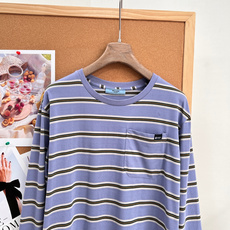 🆕Prada26春夏撞色细条纹长袖T🌸💙粉/蓝双色温柔上线,低饱和撞色横条纹自带清新轻复古氛围,松弛少女感拉满,把简约轻 🆕Prada26春夏撞色细条纹长袖T🌸💙粉/蓝双色温柔上线,低饱和撞色横条纹自带清新轻复古氛围,松弛少女感拉满,把简约轻