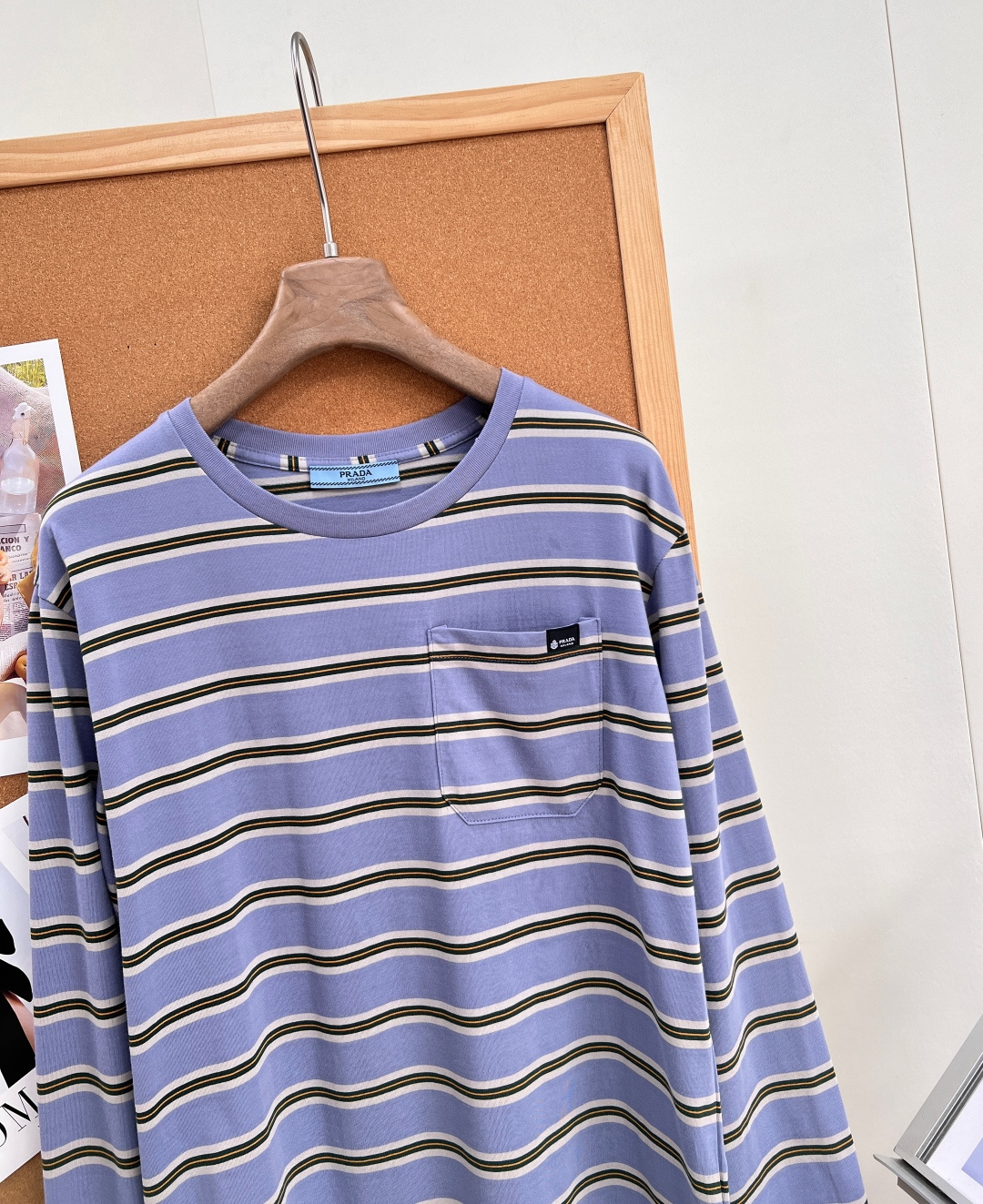 🆕Prada26春夏撞色细条纹长袖T🌸💙粉/蓝双色温柔上线,低饱和撞色横条纹自带清新轻复古氛围,松弛少女感拉满,把简约轻 🆕Prada26春夏撞色细条纹长袖T🌸💙粉/蓝双色温柔上线,低饱和撞色横条纹自带清新轻复古氛围,松弛少女感拉满,把简约轻