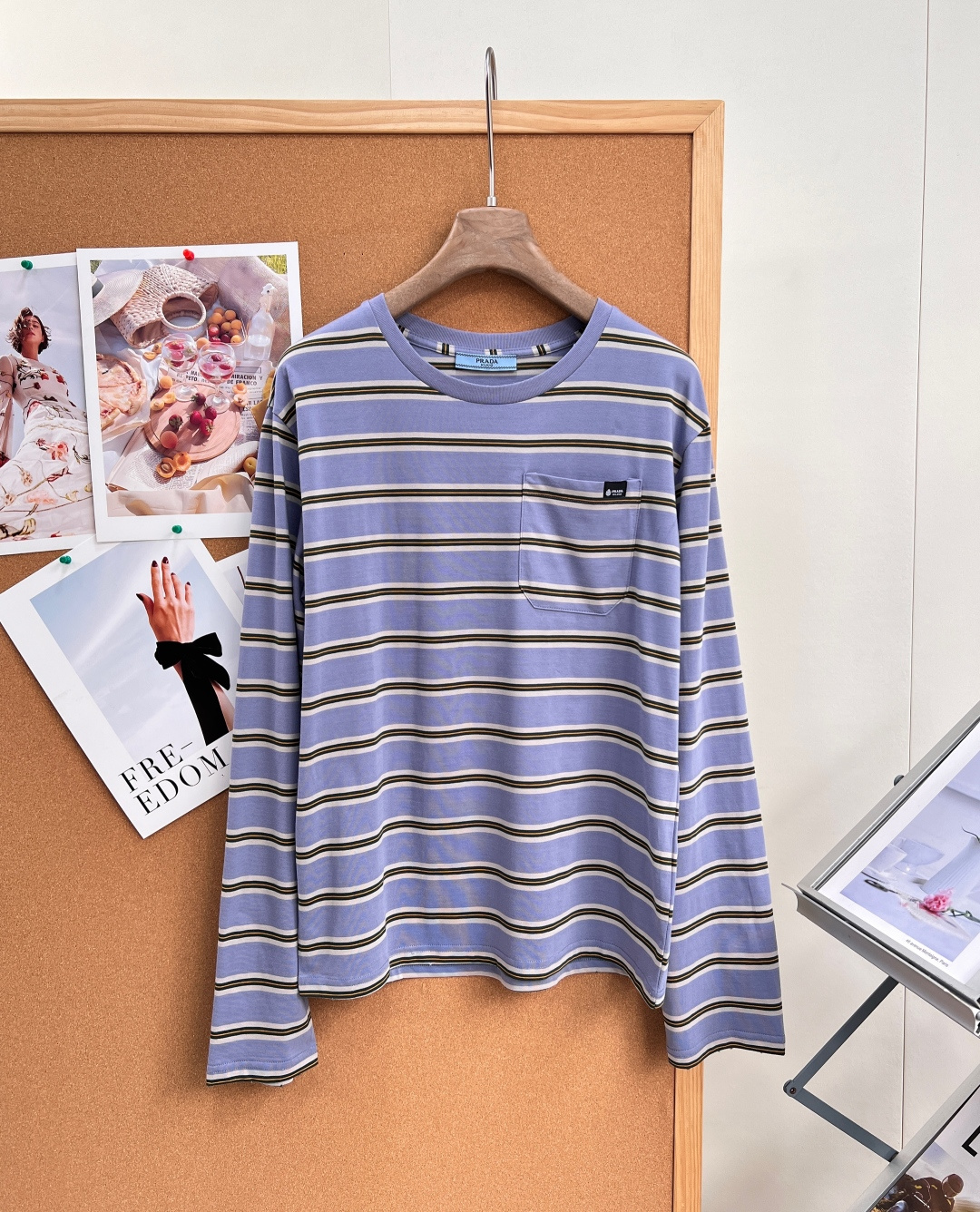 🆕Prada26春夏撞色细条纹长袖T🌸💙粉/蓝双色温柔上线,低饱和撞色横条纹自带清新轻复古氛围,松弛少女感拉满,把简约轻 🆕Prada26春夏撞色细条纹长袖T🌸💙粉/蓝双色温柔上线,低饱和撞色横条纹自带清新轻复古氛围,松弛少女感拉满,把简约轻