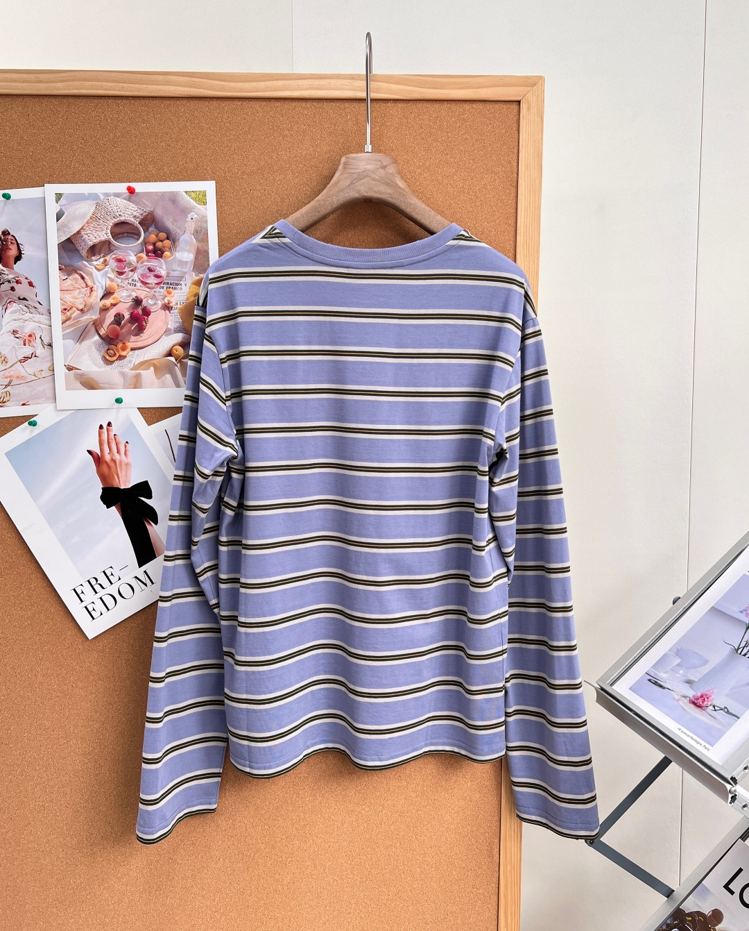 🆕Prada26春夏撞色细条纹长袖T🌸💙粉/蓝双色温柔上线,低饱和撞色横条纹自带清新轻复古氛围,松弛少女感拉满,把简约轻 🆕Prada26春夏撞色细条纹长袖T🌸💙粉/蓝双色温柔上线,低饱和撞色横条纹自带清新轻复古氛围,松弛少女感拉满,把简约轻