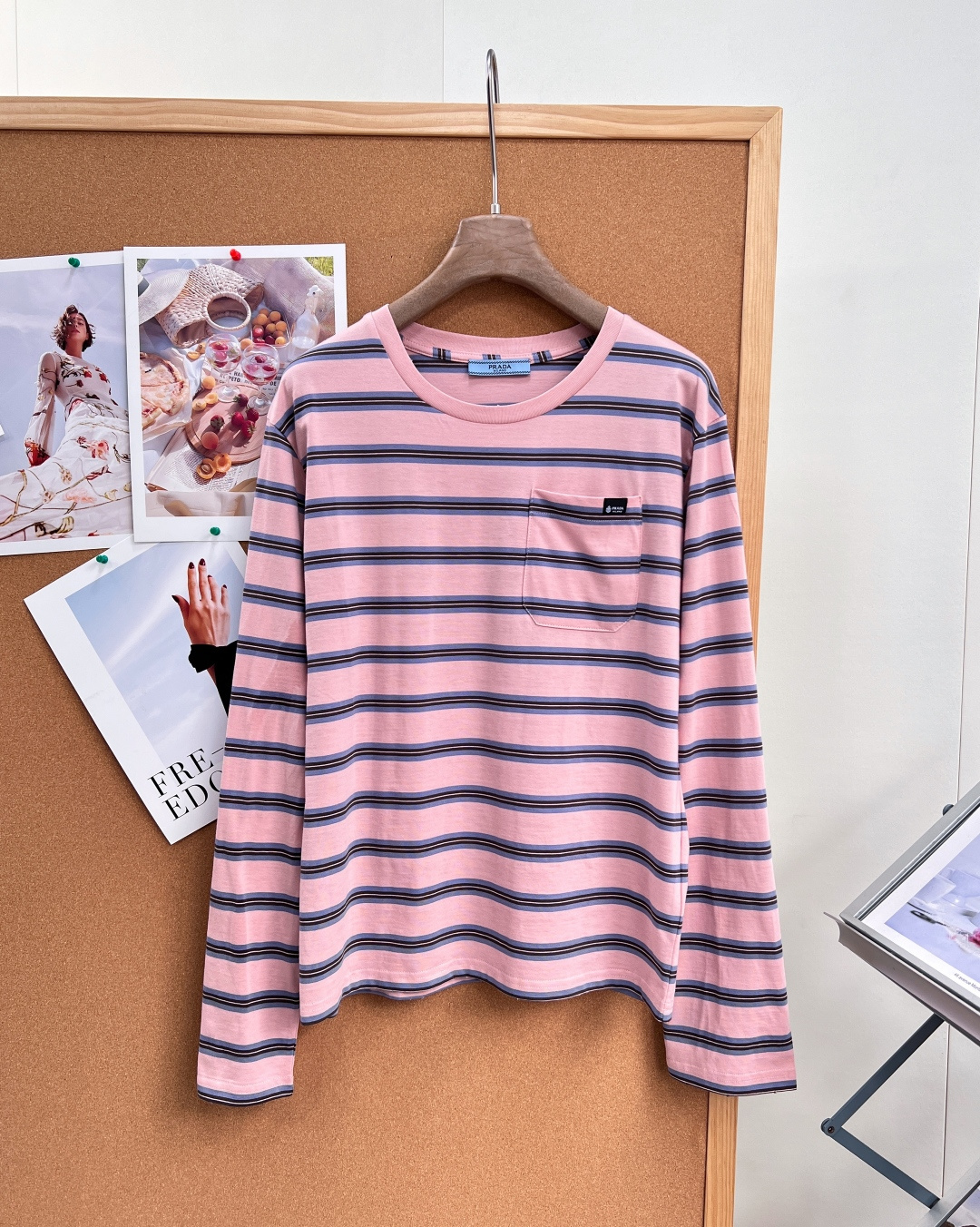 🆕Prada26春夏撞色细条纹长袖T🌸💙粉/蓝双色温柔上线,低饱和撞色横条纹自带清新轻复古氛围,松弛少女感拉满,把简约轻 🆕Prada26春夏撞色细条纹长袖T🌸💙粉/蓝双色温柔上线,低饱和撞色横条纹自带清新轻复古氛围,松弛少女感拉满,把简约轻