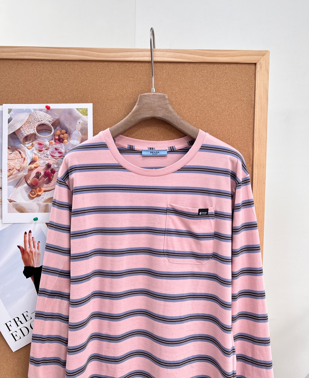 🆕Prada26春夏撞色细条纹长袖T🌸💙粉/蓝双色温柔上线，低饱和撞色横条纹自带清新轻复古氛围，松弛少女感拉满，把简约轻