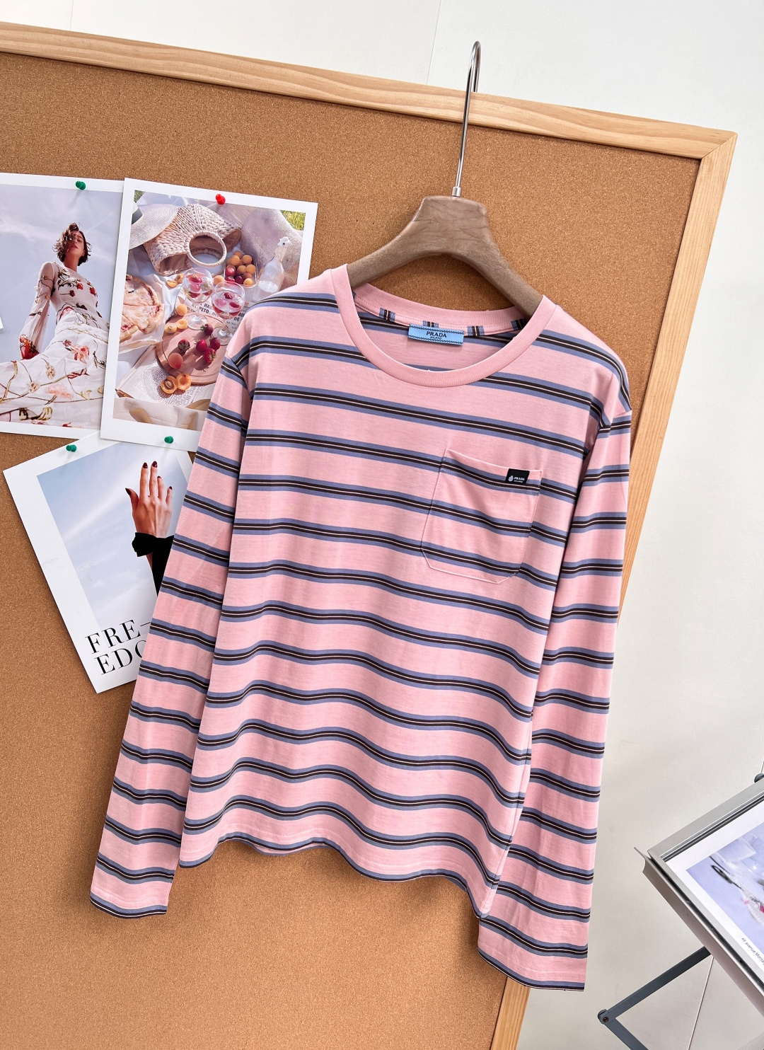 🆕Prada26春夏撞色细条纹长袖T🌸💙粉/蓝双色温柔上线，低饱和撞色横条纹自带清新轻复古氛围，松弛少女感拉满，把简约轻