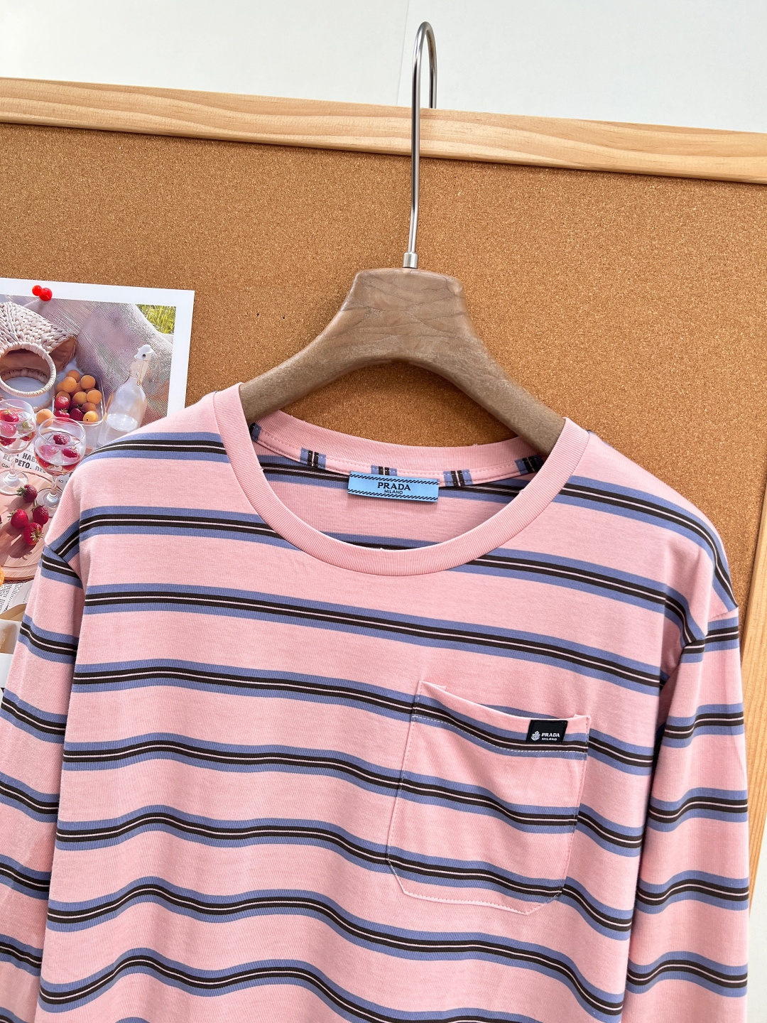 🆕Prada26春夏撞色细条纹长袖T🌸💙粉/蓝双色温柔上线，低饱和撞色横条纹自带清新轻复古氛围，松弛少女感拉满，把简约轻
