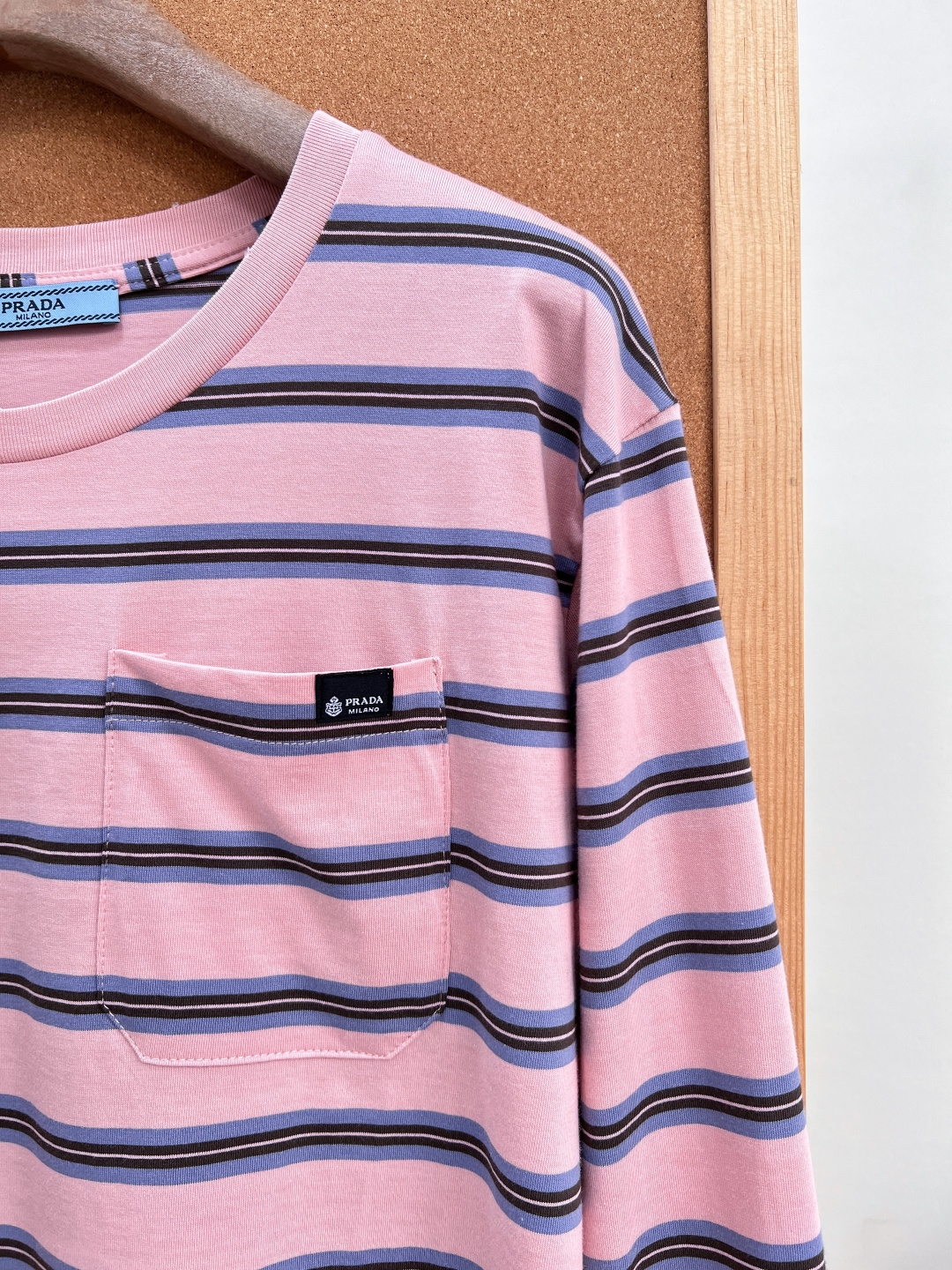 🆕Prada26春夏撞色细条纹长袖T🌸💙粉/蓝双色温柔上线，低饱和撞色横条纹自带清新轻复古氛围，松弛少女感拉满，把简约轻