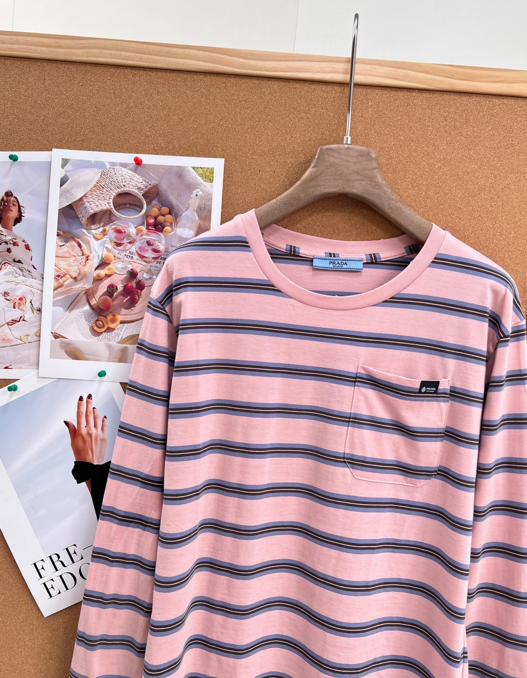 🆕Prada26春夏撞色细条纹长袖T🌸💙粉/蓝双色温柔上线，低饱和撞色横条纹自带清新轻复古氛围，松弛少女感拉满，把简约轻