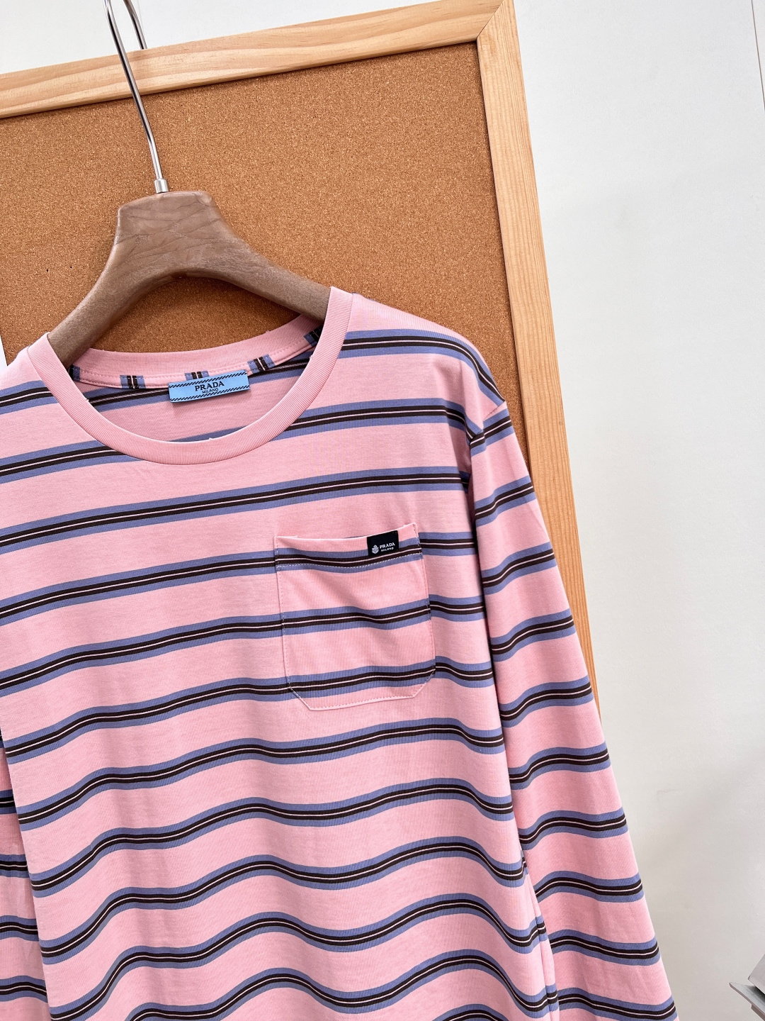 🆕Prada26春夏撞色细条纹长袖T🌸💙粉/蓝双色温柔上线，低饱和撞色横条纹自带清新轻复古氛围，松弛少女感拉满，把简约轻