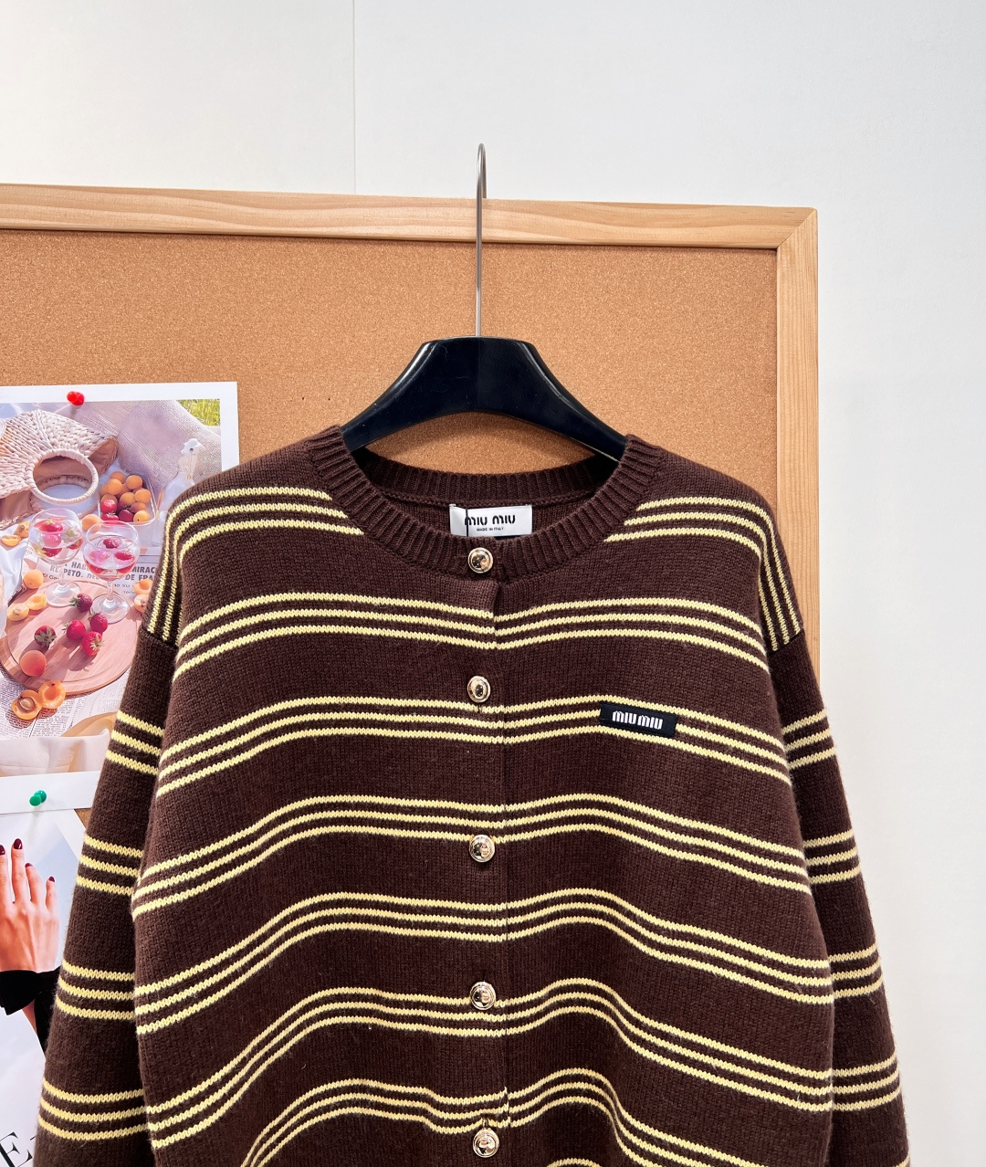 🆕Miu Miu26秋冬棕黄条纹针织外套🍂miu系复古氛围感直接拉满!26秋冬新款棕黄横条纹开衫,经典美拉德配色,自带秋 🆕Miu Miu26秋冬棕黄条纹针织外套🍂miu系复古氛围感直接拉满!26秋冬新款棕黄横条纹开衫,经典美拉德配色,自带秋