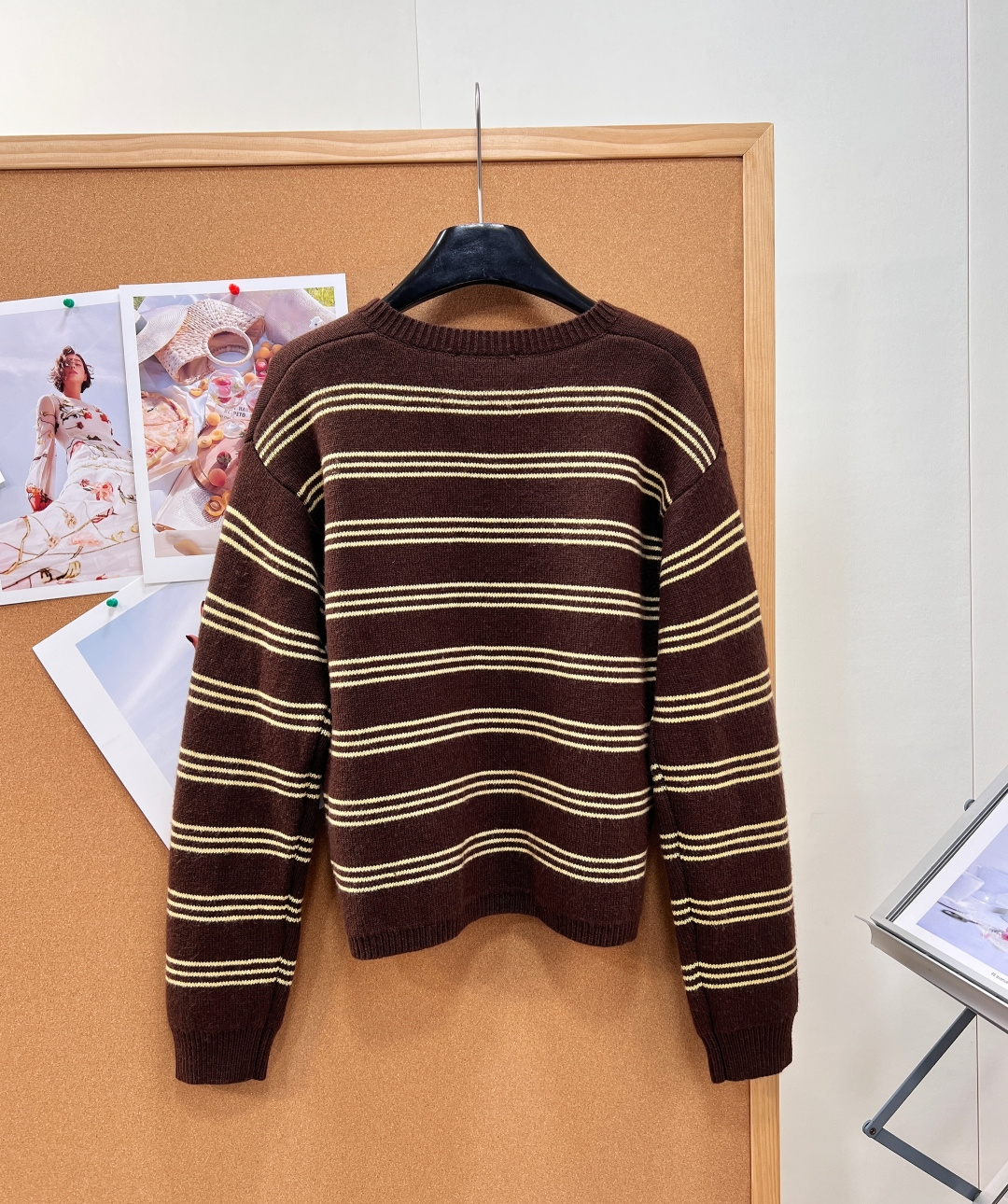 🆕Miu Miu26秋冬棕黄条纹针织外套🍂miu系复古氛围感直接拉满!26秋冬新款棕黄横条纹开衫,经典美拉德配色,自带秋 🆕Miu Miu26秋冬棕黄条纹针织外套🍂miu系复古氛围感直接拉满!26秋冬新款棕黄横条纹开衫,经典美拉德配色,自带秋