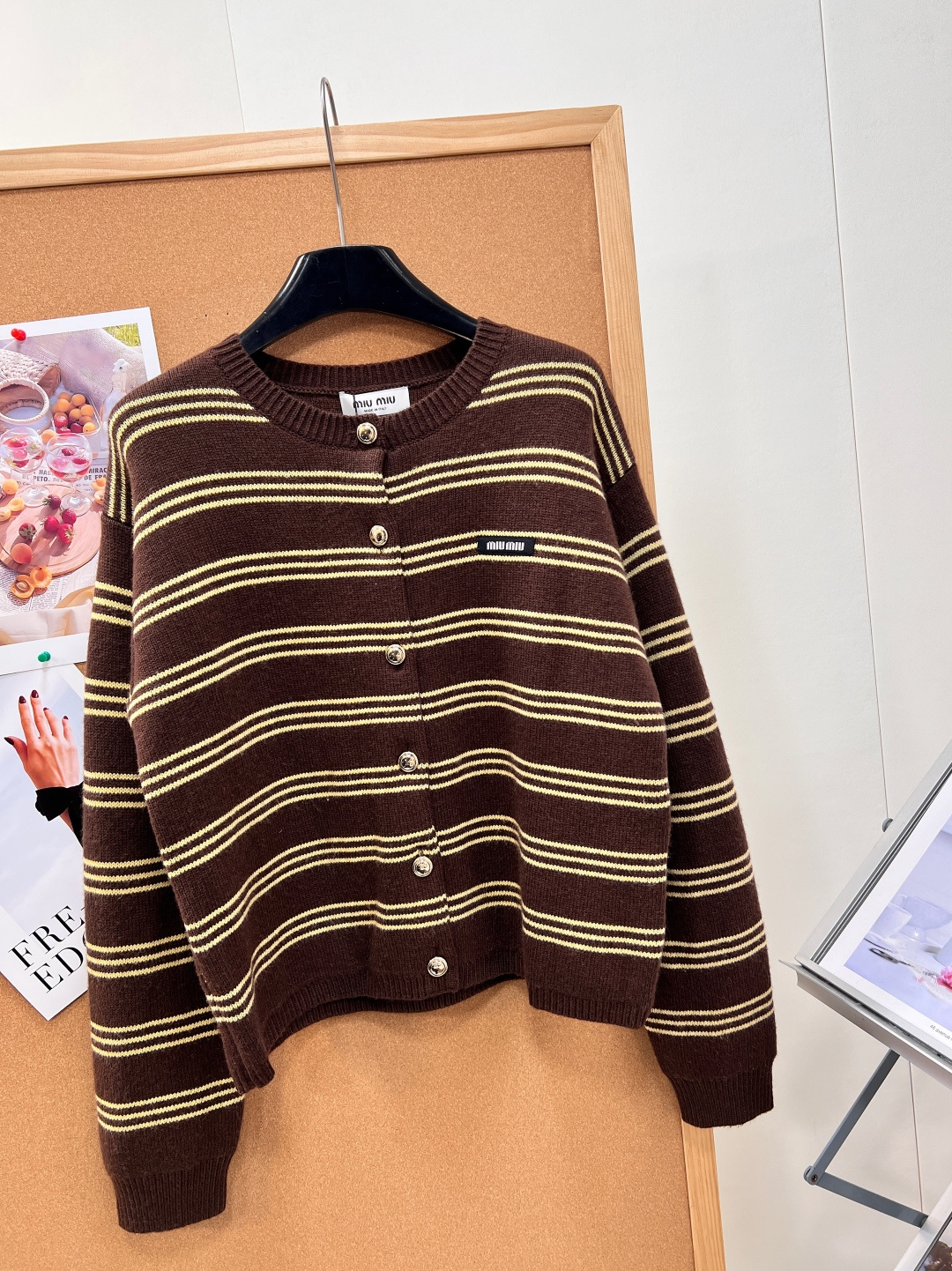 🆕Miu Miu26秋冬棕黄条纹针织外套🍂miu系复古氛围感直接拉满!26秋冬新款棕黄横条纹开衫,经典美拉德配色,自带秋 🆕Miu Miu26秋冬棕黄条纹针织外套🍂miu系复古氛围感直接拉满!26秋冬新款棕黄横条纹开衫,经典美拉德配色,自带秋