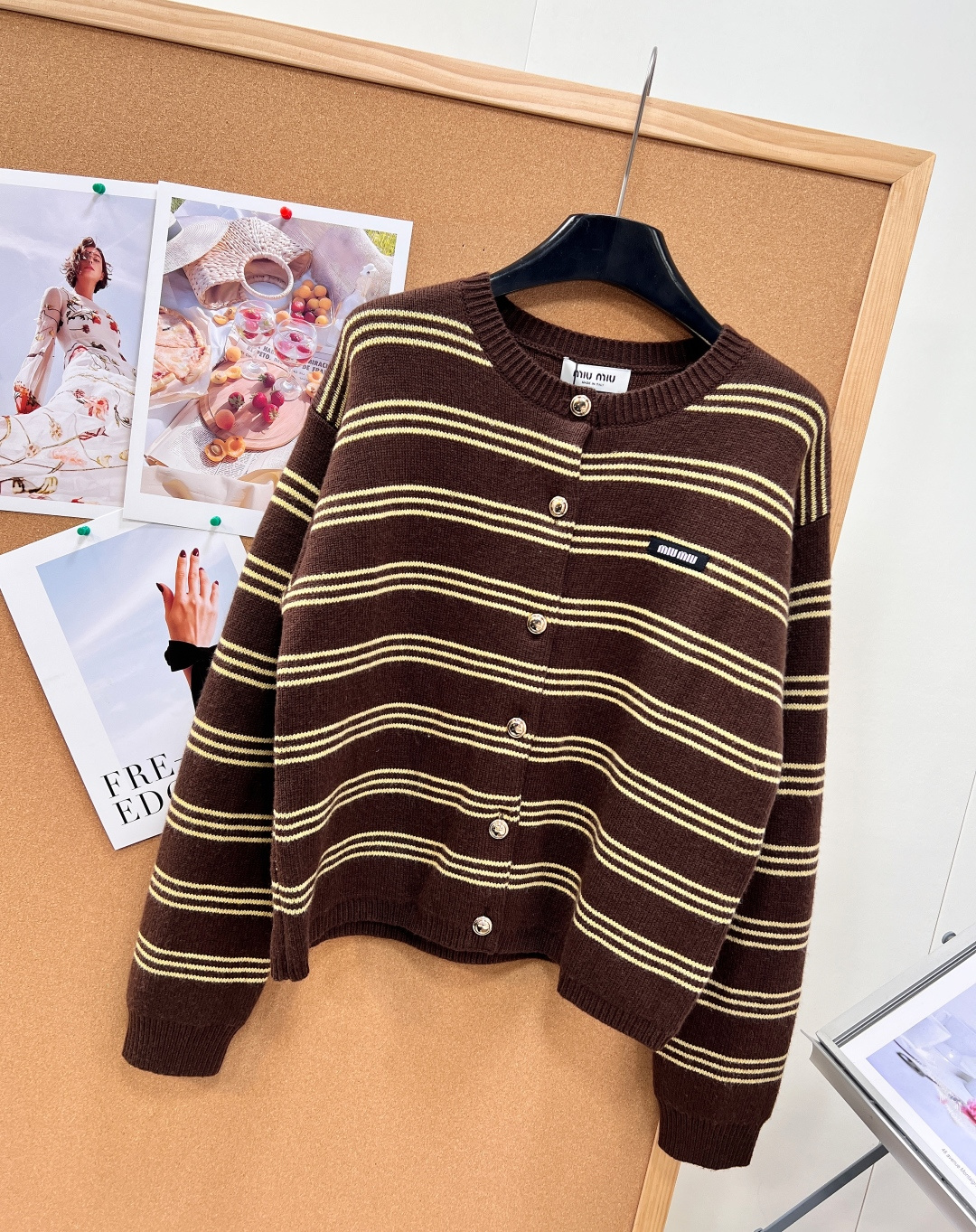 🆕Miu Miu26秋冬棕黄条纹针织外套🍂miu系复古氛围感直接拉满!26秋冬新款棕黄横条纹开衫,经典美拉德配色,自带秋 🆕Miu Miu26秋冬棕黄条纹针织外套🍂miu系复古氛围感直接拉满!26秋冬新款棕黄横条纹开衫,经典美拉德配色,自带秋