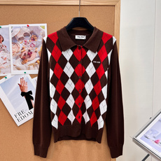 🆕Miu Miu26秋冬菱格Polo针织开衫🍂纯正miu系学院风单品重磅上新!红棕撞色菱格自带浓郁秋日氛围,复古千金学妹 🆕Miu Miu26秋冬菱格Polo针织开衫🍂纯正miu系学院风单品重磅上新!红棕撞色菱格自带浓郁秋日氛围,复古千金学妹