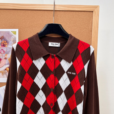 🆕Miu Miu26秋冬菱格Polo针织开衫🍂纯正miu系学院风单品重磅上新!红棕撞色菱格自带浓郁秋日氛围,复古千金学妹 🆕Miu Miu26秋冬菱格Polo针织开衫🍂纯正miu系学院风单品重磅上新!红棕撞色菱格自带浓郁秋日氛围,复古千金学妹