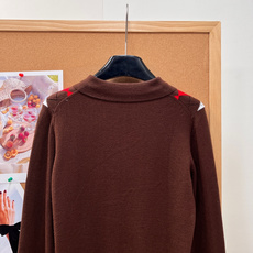 🆕Miu Miu26秋冬菱格Polo针织开衫🍂纯正miu系学院风单品重磅上新!红棕撞色菱格自带浓郁秋日氛围,复古千金学妹 🆕Miu Miu26秋冬菱格Polo针织开衫🍂纯正miu系学院风单品重磅上新!红棕撞色菱格自带浓郁秋日氛围,复古千金学妹