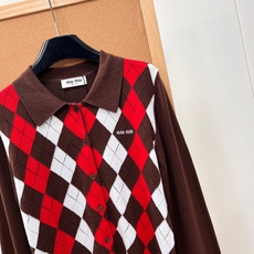 🆕Miu Miu26秋冬菱格Polo针织开衫🍂纯正miu系学院风单品重磅上新!红棕撞色菱格自带浓郁秋日氛围,复古千金学妹 🆕Miu Miu26秋冬菱格Polo针织开衫🍂纯正miu系学院风单品重磅上新!红棕撞色菱格自带浓郁秋日氛围,复古千金学妹