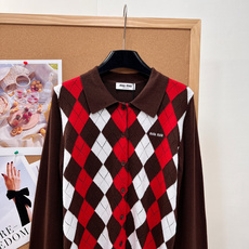 🆕Miu Miu26秋冬菱格Polo针织开衫🍂纯正miu系学院风单品重磅上新!红棕撞色菱格自带浓郁秋日氛围,复古千金学妹 🆕Miu Miu26秋冬菱格Polo针织开衫🍂纯正miu系学院风单品重磅上新!红棕撞色菱格自带浓郁秋日氛围,复古千金学妹