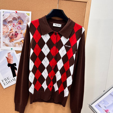 🆕Miu Miu26秋冬菱格Polo针织开衫🍂纯正miu系学院风单品重磅上新!红棕撞色菱格自带浓郁秋日氛围,复古千金学妹 🆕Miu Miu26秋冬菱格Polo针织开衫🍂纯正miu系学院风单品重磅上新!红棕撞色菱格自带浓郁秋日氛围,复古千金学妹