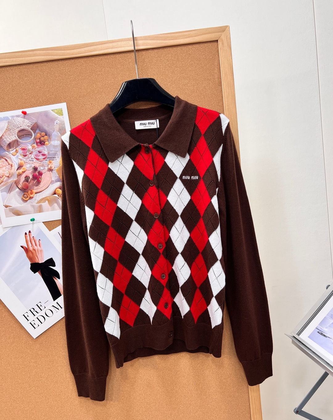 🆕Miu Miu26秋冬菱格Polo针织开衫🍂纯正miu系学院风单品重磅上新!红棕撞色菱格自带浓郁秋日氛围,复古千金学妹 🆕Miu Miu26秋冬菱格Polo针织开衫🍂纯正miu系学院风单品重磅上新!红棕撞色菱格自带浓郁秋日氛围,复古千金学妹