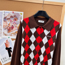 🆕Miu Miu26秋冬菱格Polo针织开衫🍂纯正miu系学院风单品重磅上新!红棕撞色菱格自带浓郁秋日氛围,复古千金学妹 🆕Miu Miu26秋冬菱格Polo针织开衫🍂纯正miu系学院风单品重磅上新!红棕撞色菱格自带浓郁秋日氛围,复古千金学妹